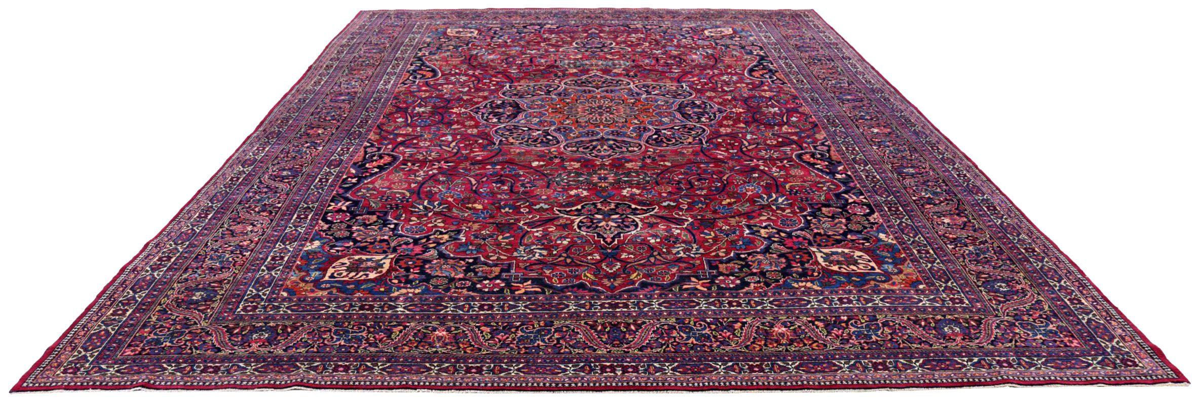 Scopri l'eleganza del tappeto persiano Mashad Over Size Rug del 1910. Progettato con lana e blu/marino/rosso, questo design esclusivo è perfetto per valorizzare il tuo spazio.