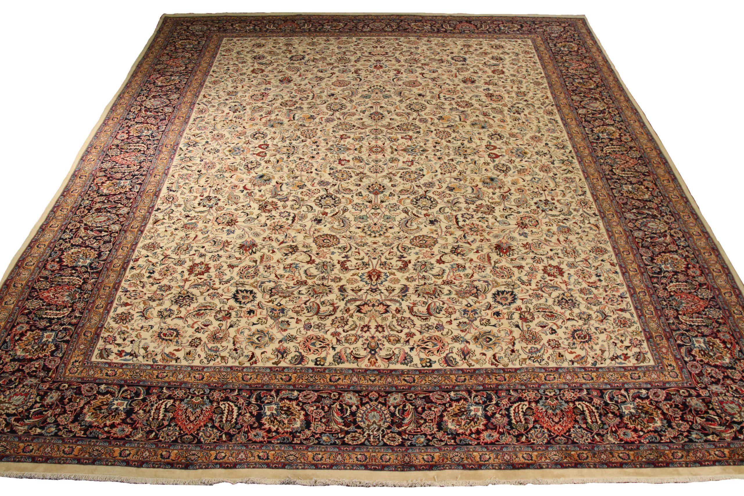 Entdecken Sie die Eleganz des persischen Mashad-Teppichs mit Übergröße aus dem Jahr CIRCA 1910. Dieses exklusive Design aus Wolle und Elfenbein ist perfekt, um Ihren Raum zu verschönern.
