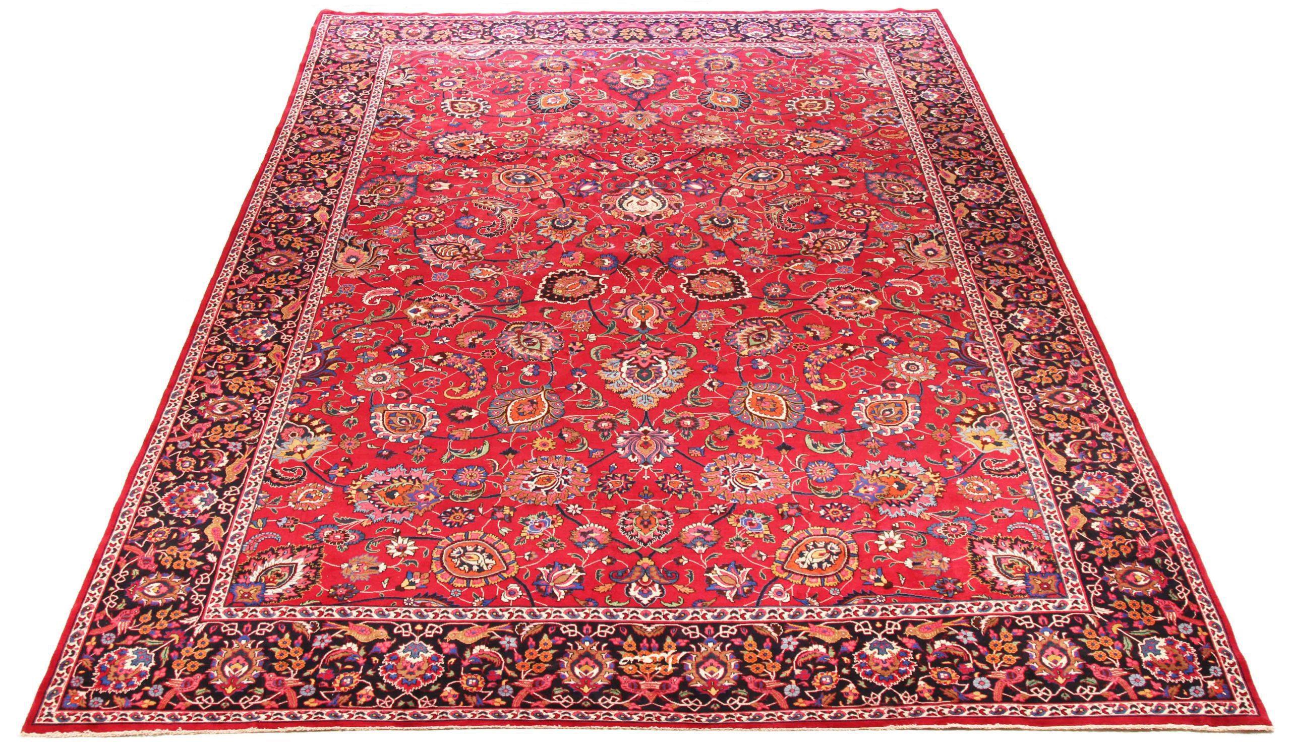 Scopri l'eleganza del tappeto persiano Mashad Over Size Rug del 1940. Progettato con lana e avorio e blu-rosso, questo design esclusivo è perfetto per valorizzare il tuo spazio.