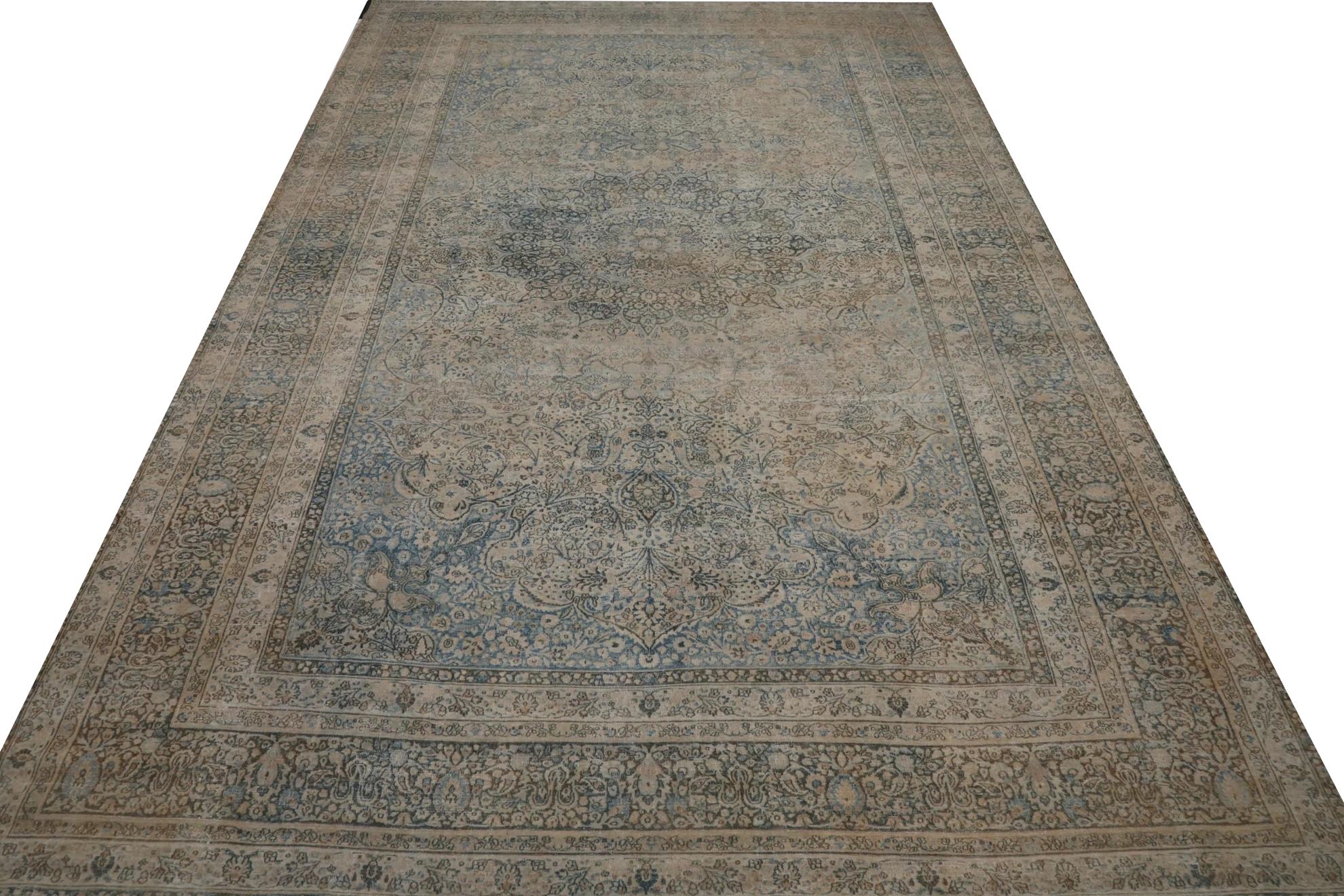 Entdecken Sie die Eleganz des persischen Mashad-Teppichs mit Übergröße aus dem Jahr CIRCA 1880. Dieses exklusive Design aus Wolle und BlauBraunElfenbein ist perfekt, um Ihren Raum zu verschönern.