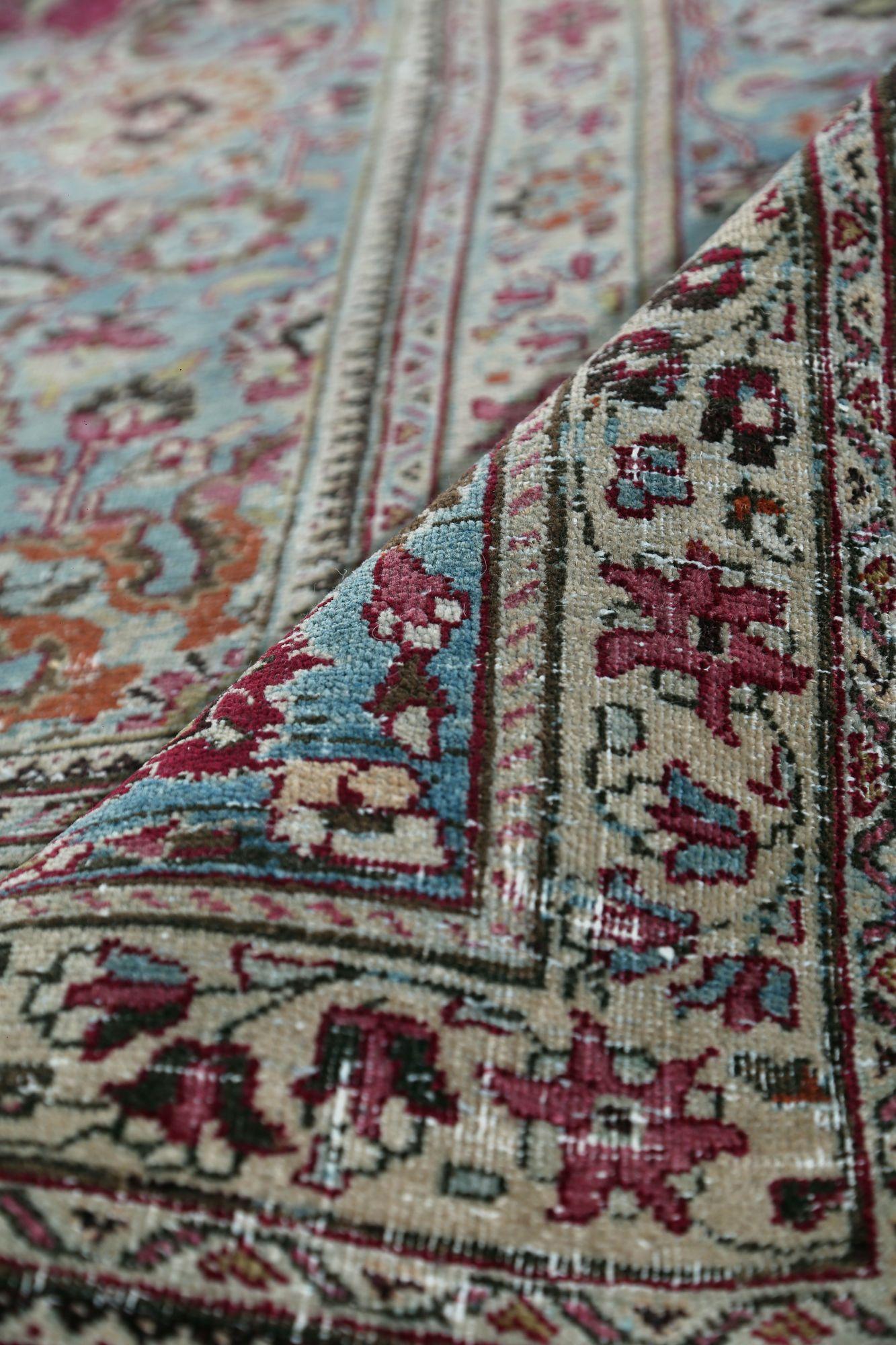Entdecken Sie die Eleganz des persischen Mashad-Teppichs mit Übergröße aus dem Jahr CIRCA 1940. Dieses exklusive Design aus Wolle und Hellblau-Rot ist perfekt, um Ihren Raum zu verschönern.