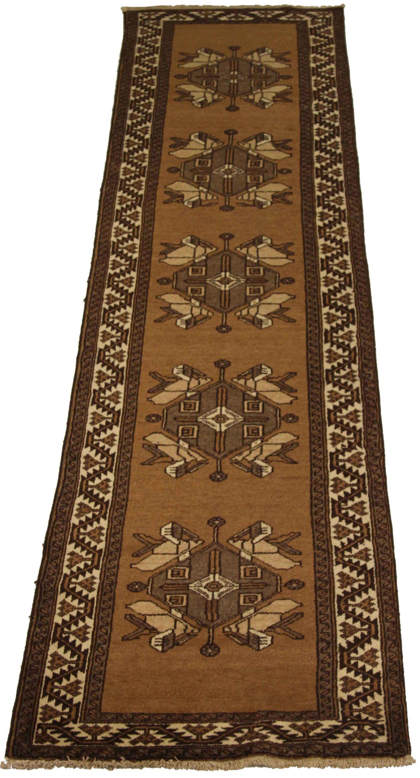 Entdecken Sie die Eleganz des persischen Mashad mit Läufer aus dem Jahr 1910. Dieses exklusive Design aus Wolle und Braun-Elfenbein ist perfekt, um Ihren Raum zu verschönern.