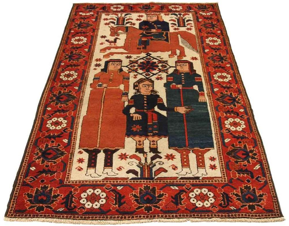 Découvrez l'élégance du petit tapis persan Mashad de Circa 1910. Conçu avec de la laine et de l'ivoire bleu marine, ce design exclusif est parfait pour mettre en valeur votre espace.