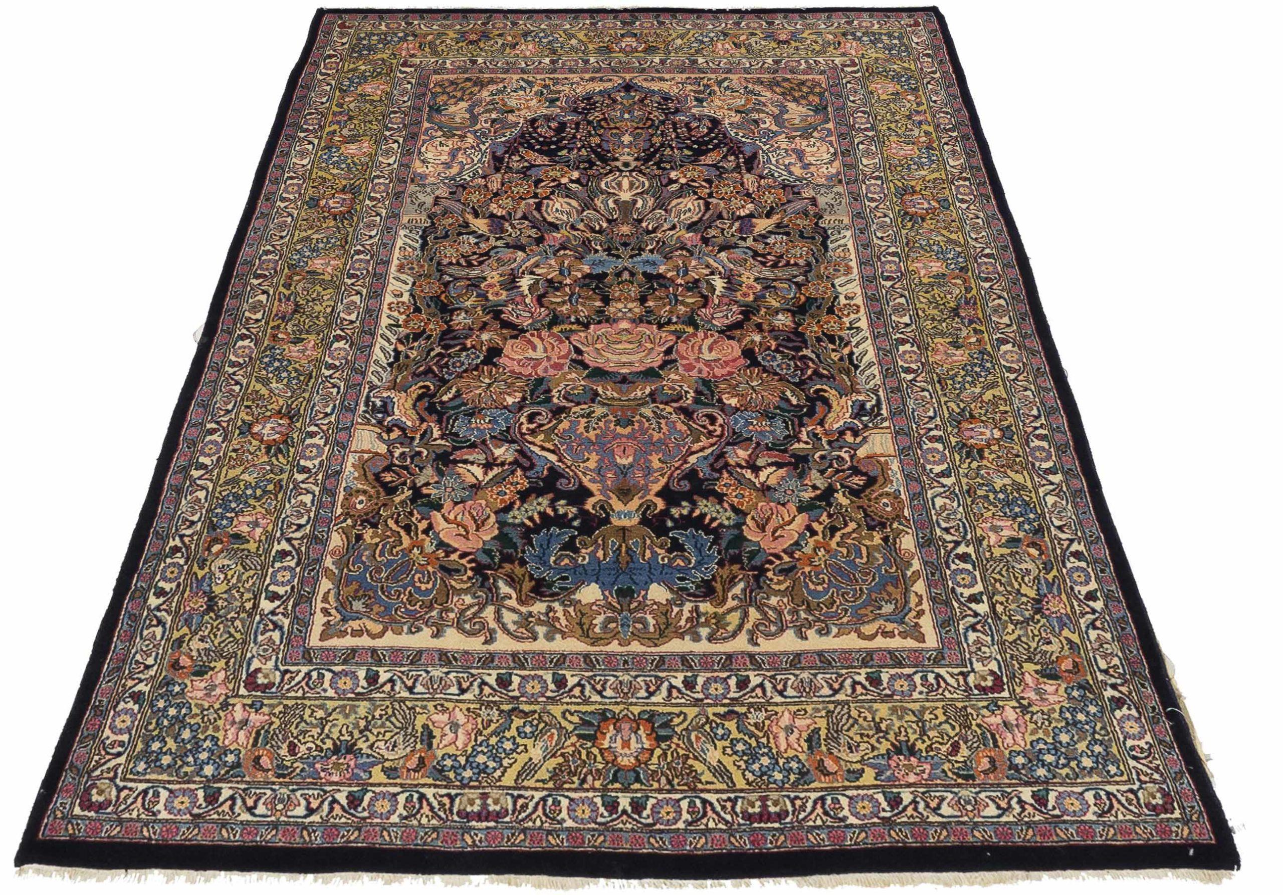 Découvrez l'élégance du petit tapis persan Mashad de Circa 1940. Conçu avec de la laine et du bleu ivoire-marine-jaune, ce design exclusif est parfait pour mettre en valeur votre espace.