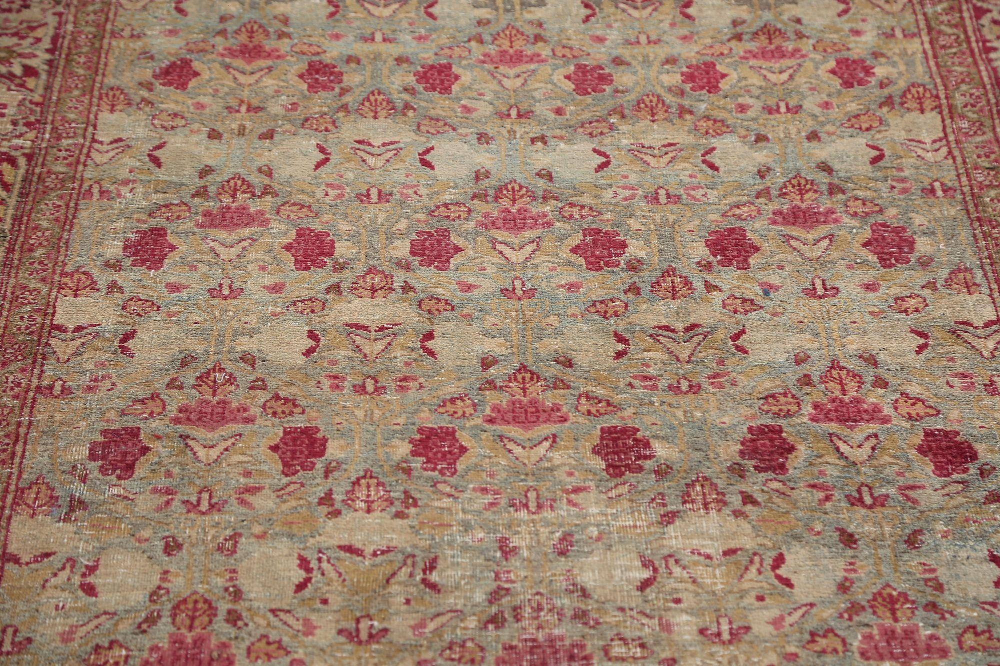 Entdecken Sie die Eleganz des persischen Mashad mit kleinem Teppich von CIRCA 1910. Dieses exklusive Design aus Wolle und Light BluePink ist perfekt, um Ihren Raum zu verschönern.