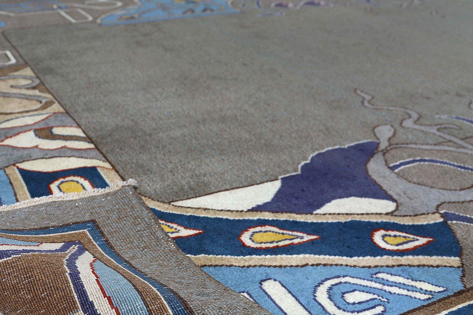Scopri l'eleganza del tappeto persiano Mashad di piccole dimensioni del 1990. Progettato in lana e taupe, questo design esclusivo è perfetto per valorizzare il tuo spazio.