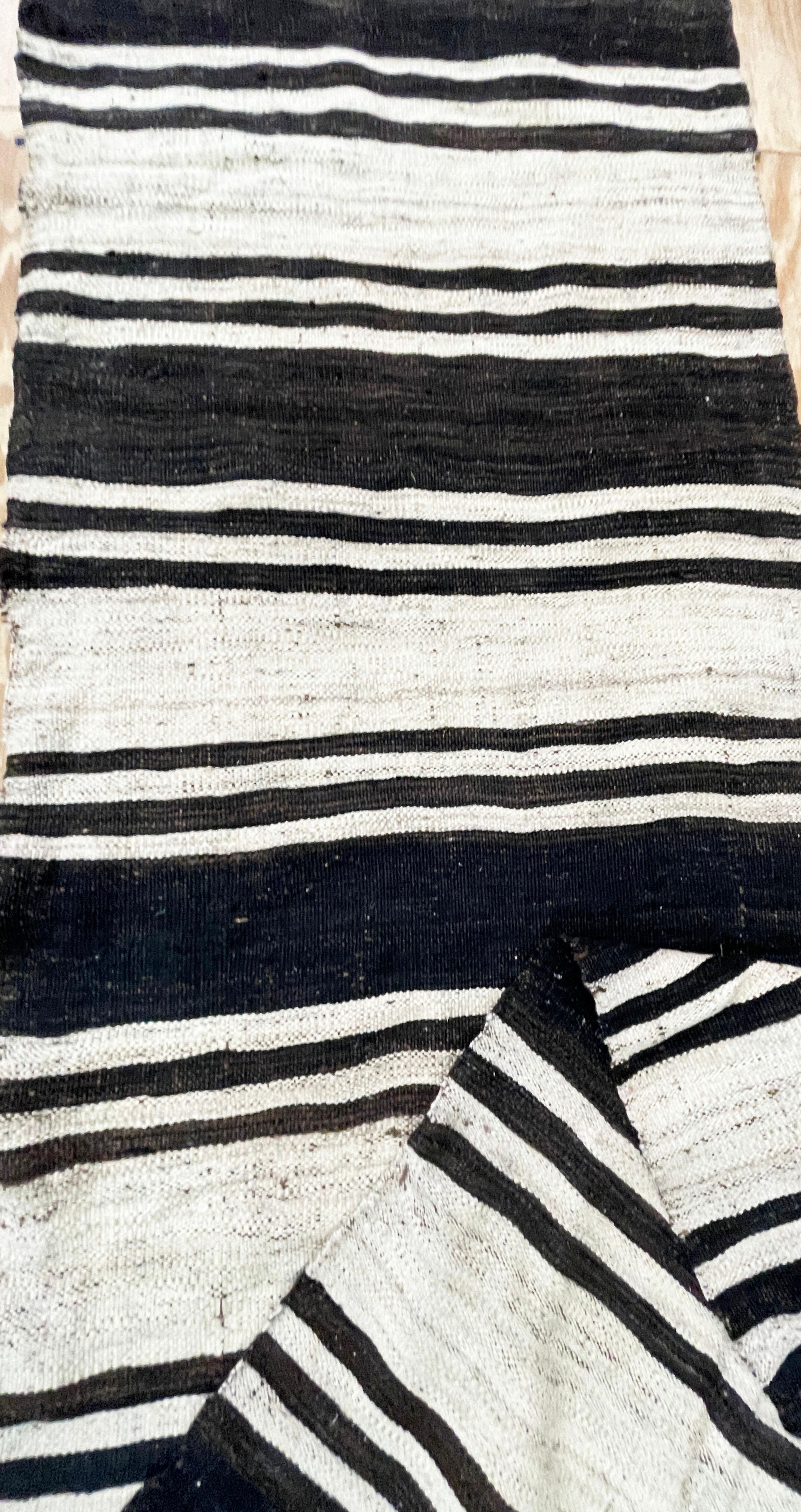 Persischer Mazandran-Kilim 2' x 20'. Handgefertigter persisch-orientalischer Vintage-Teppich.
Mazandaran-Kelims sind einzigartige, dekorative Textilien, die aus einem abgelegenen Teil des nördlichen Zentraliran stammen. Die Provinz Mazandaran wird