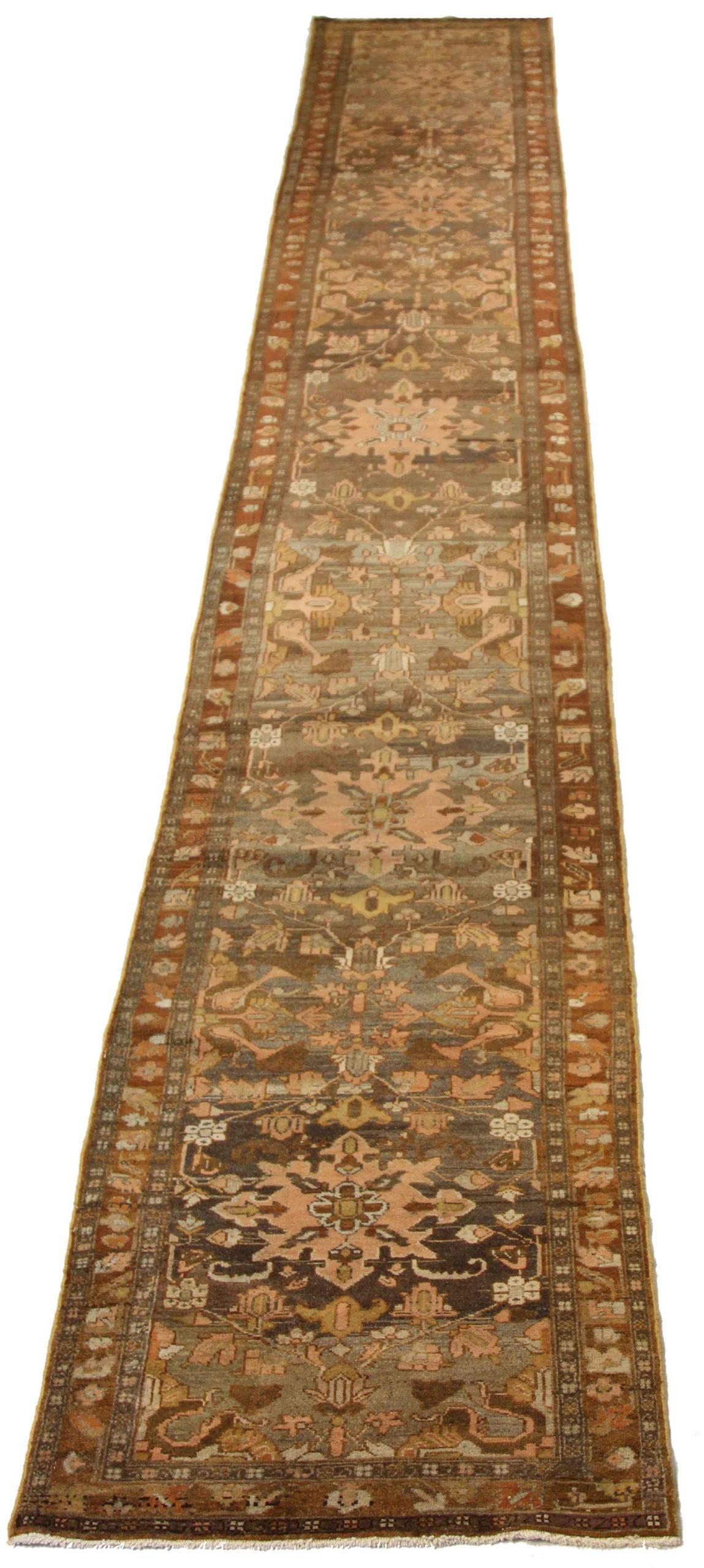 Entdecken Sie die Eleganz des persischen Mehraban Rugs mit dem Läufer von CIRCA 1880. Dieses exklusive Design, das mit viel Liebe zum Detail entworfen wurde, ist perfekt, um Ihren Raum zu verschönern.