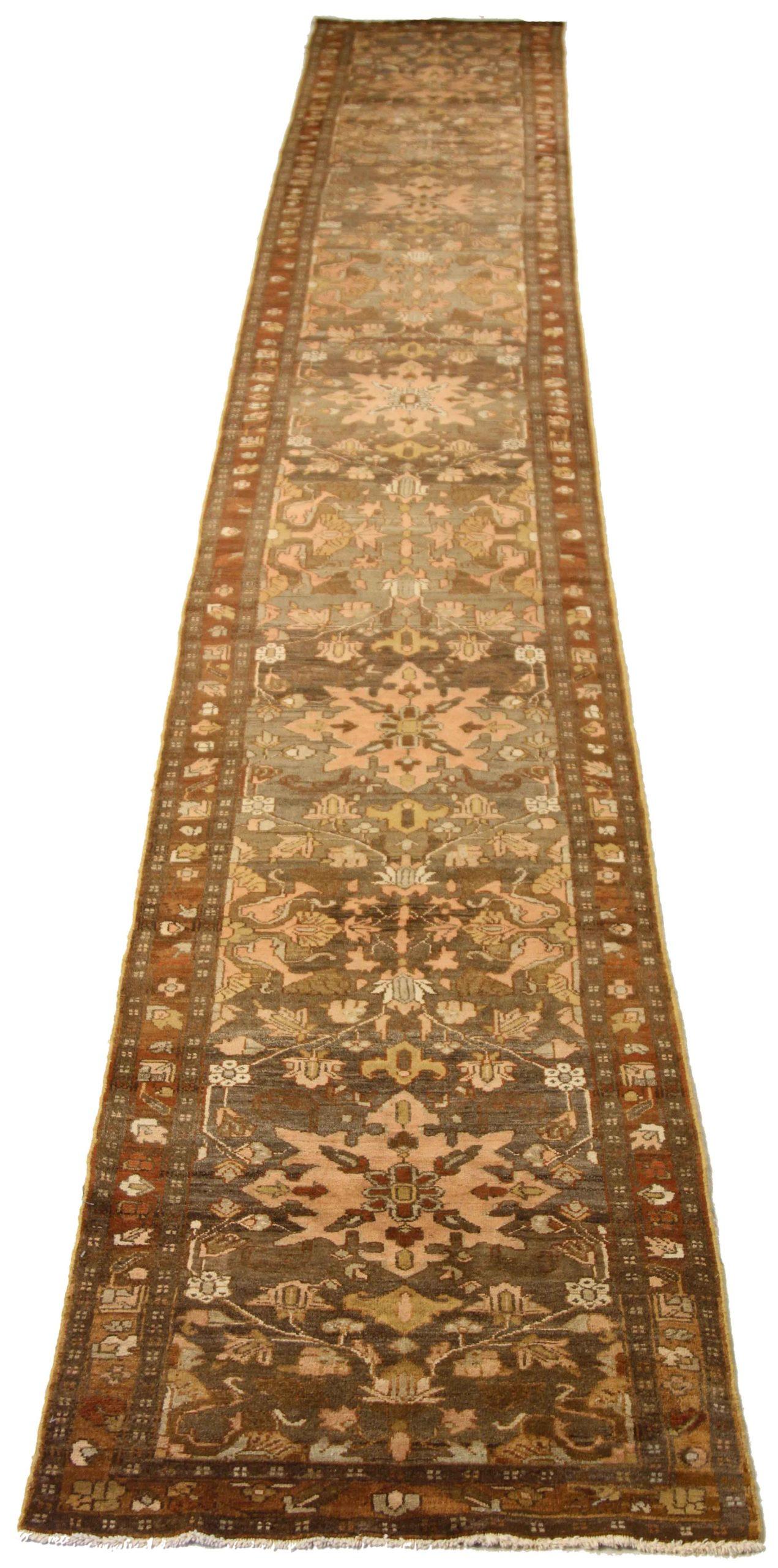 Entdecken Sie die Eleganz des persischen Mehraban Rugs mit Läufer. Dieses exklusive Design, das mit viel Liebe zum Detail entworfen wurde, ist perfekt, um Ihren Raum zu verschönern.