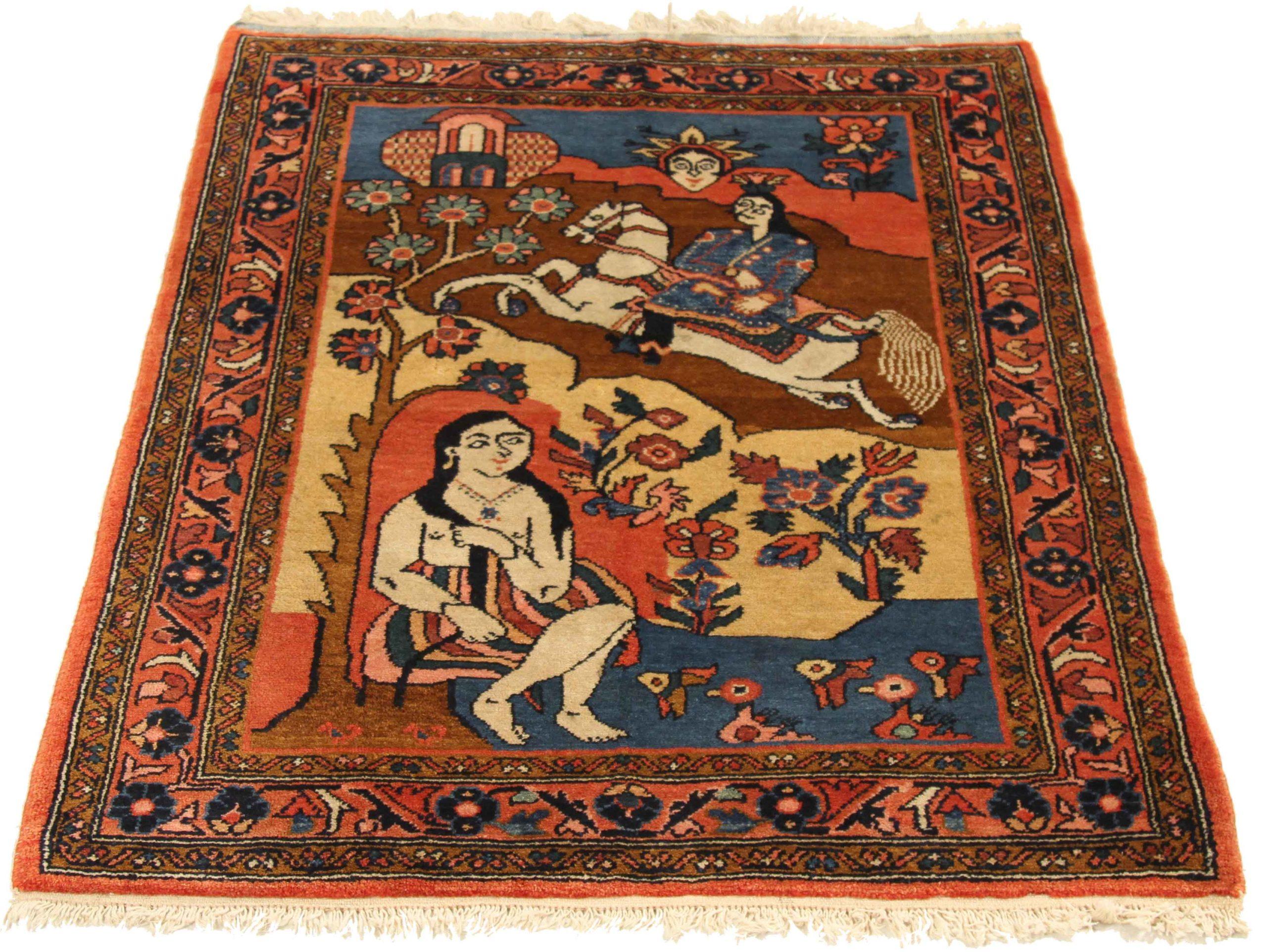 Entdecken Sie die Eleganz der persischen Mehraban Rugs mit dem kleinen Teppich von CIRCA 1910. Dieses exklusive Design aus Wolle und BlauBraunRotGelb ist perfekt, um Ihren Raum zu verschönern.