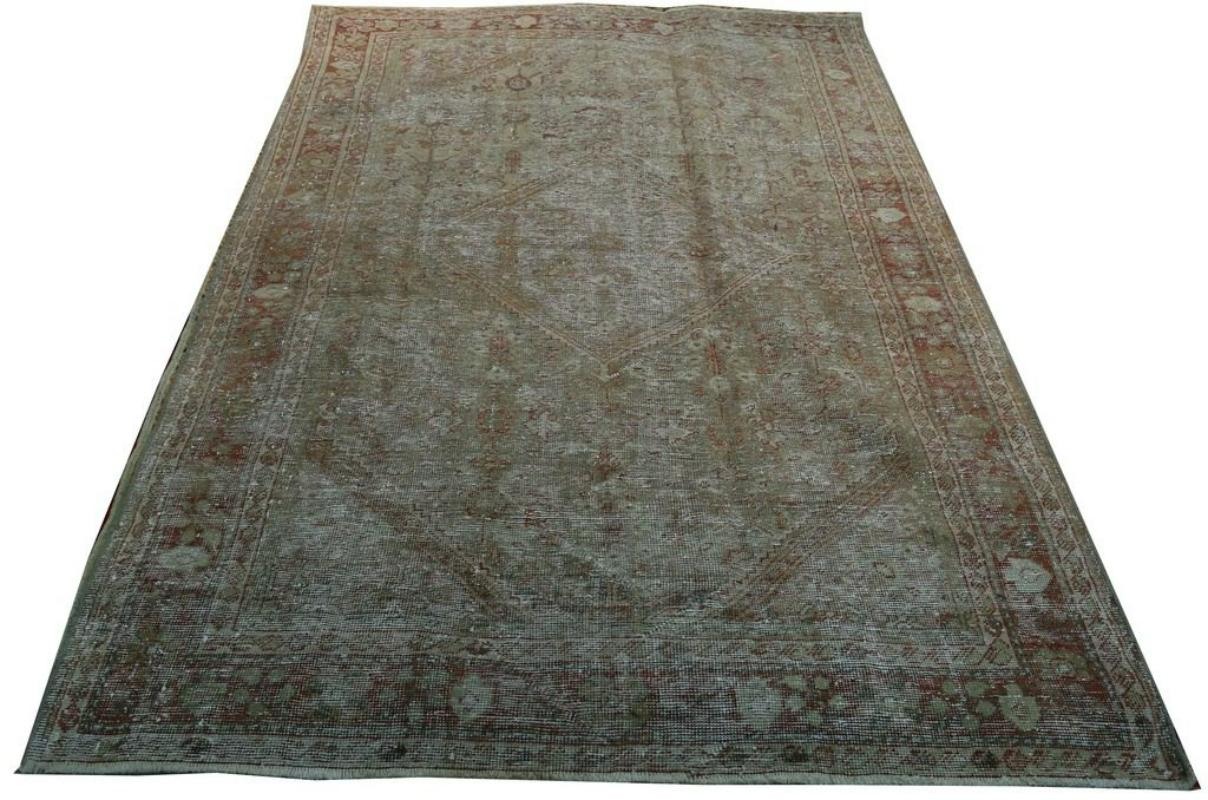 Scopri l'eleganza dei tappeti persiani Meshkabad, caratterizzati da tappeti d'area CIRCA 1880. Progettato con una meticolosa attenzione ai dettagli, questo design esclusivo è perfetto per valorizzare il tuo spazio.