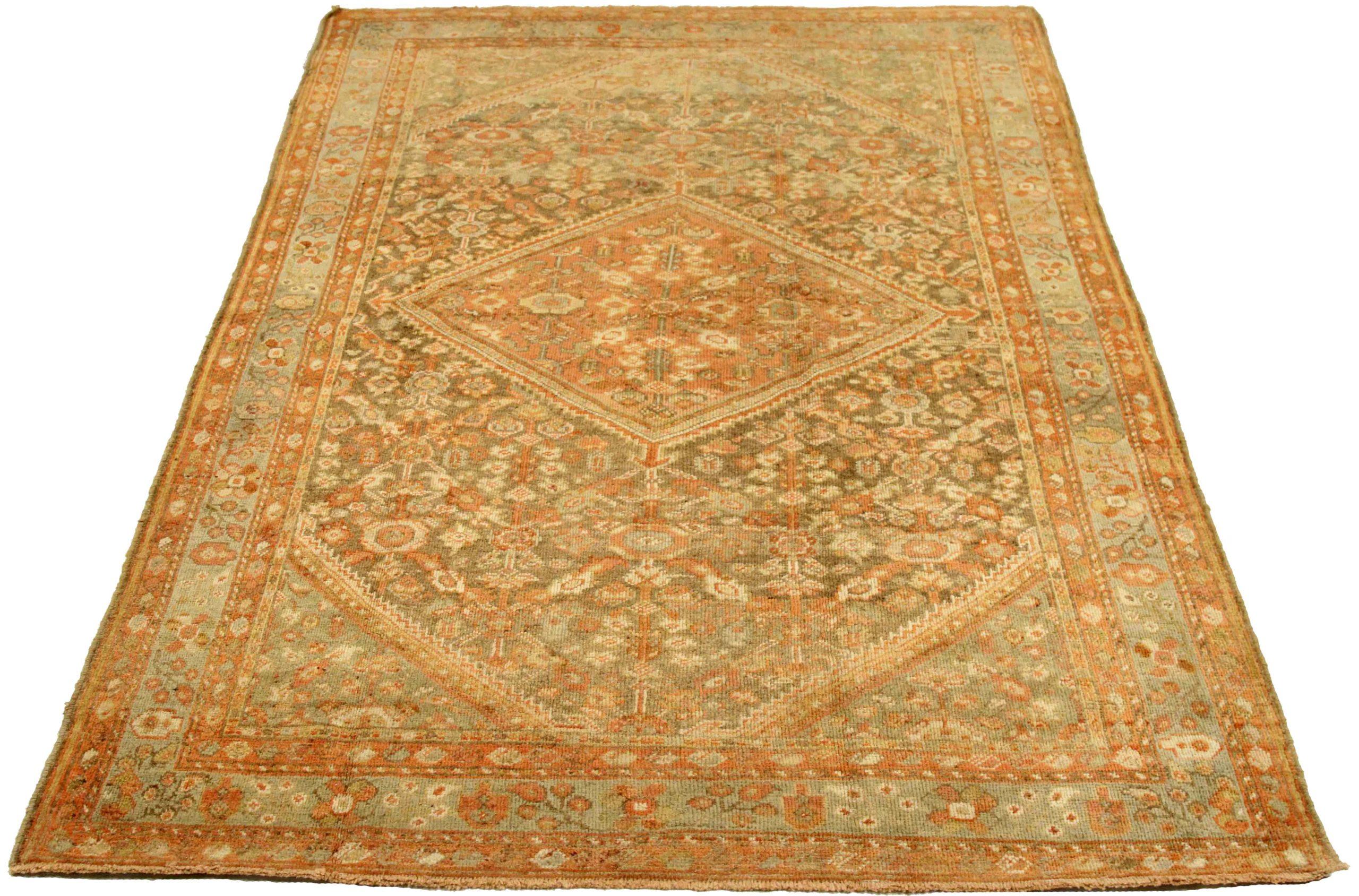 Entdecken Sie die Eleganz des persischen Meshkabad mit kleinem Teppich von CIRCA 1880. Dieses exklusive Design aus Wolle und GreenIvoryPink ist perfekt, um Ihren Raum zu verschönern.