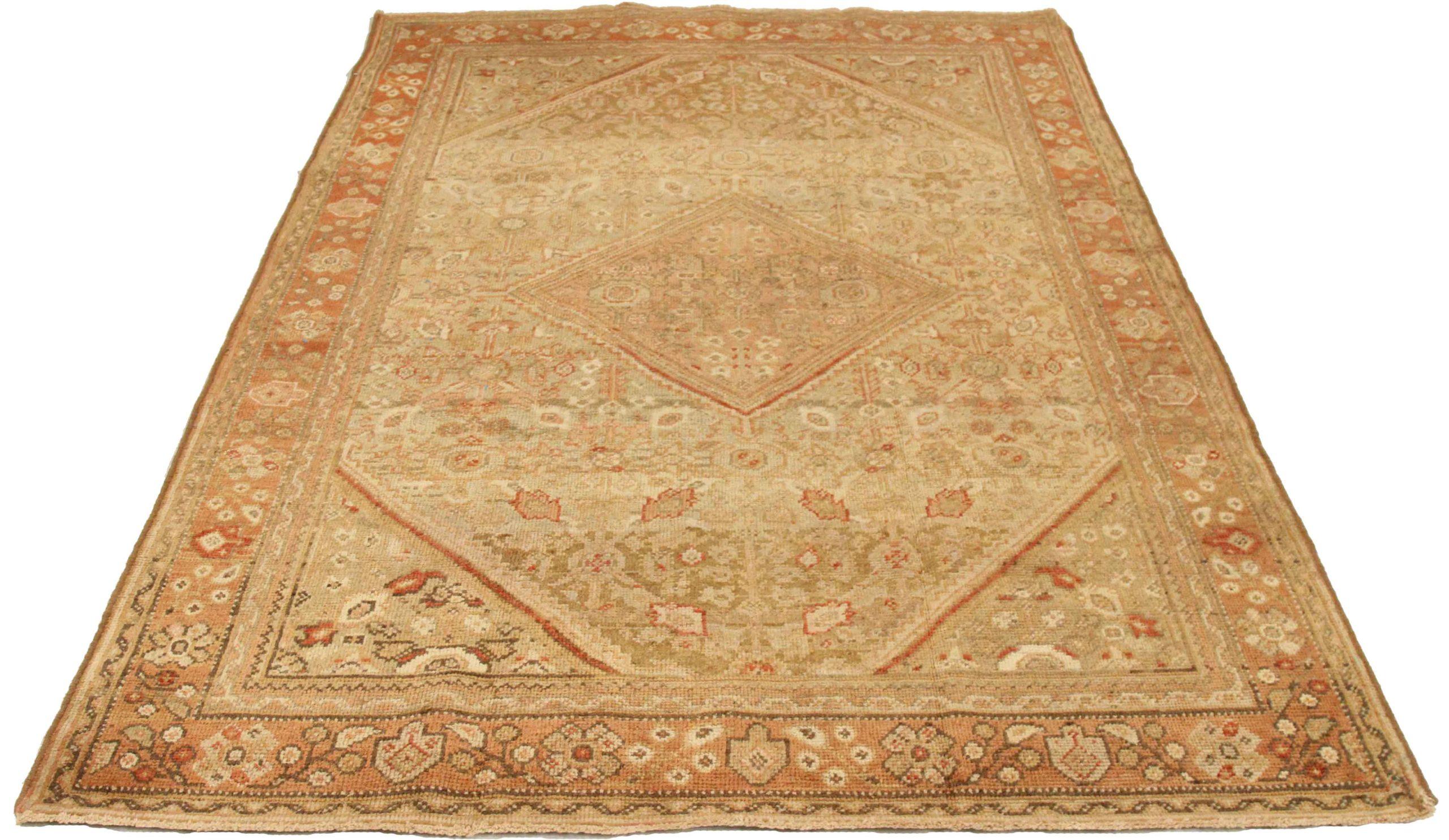 Scopri l'eleganza del Tappeto persiano Meshkabad di piccole dimensioni del 1880 circa. Progettato con lana e marrone-avorio-rosa, questo design esclusivo è perfetto per valorizzare il tuo spazio.
