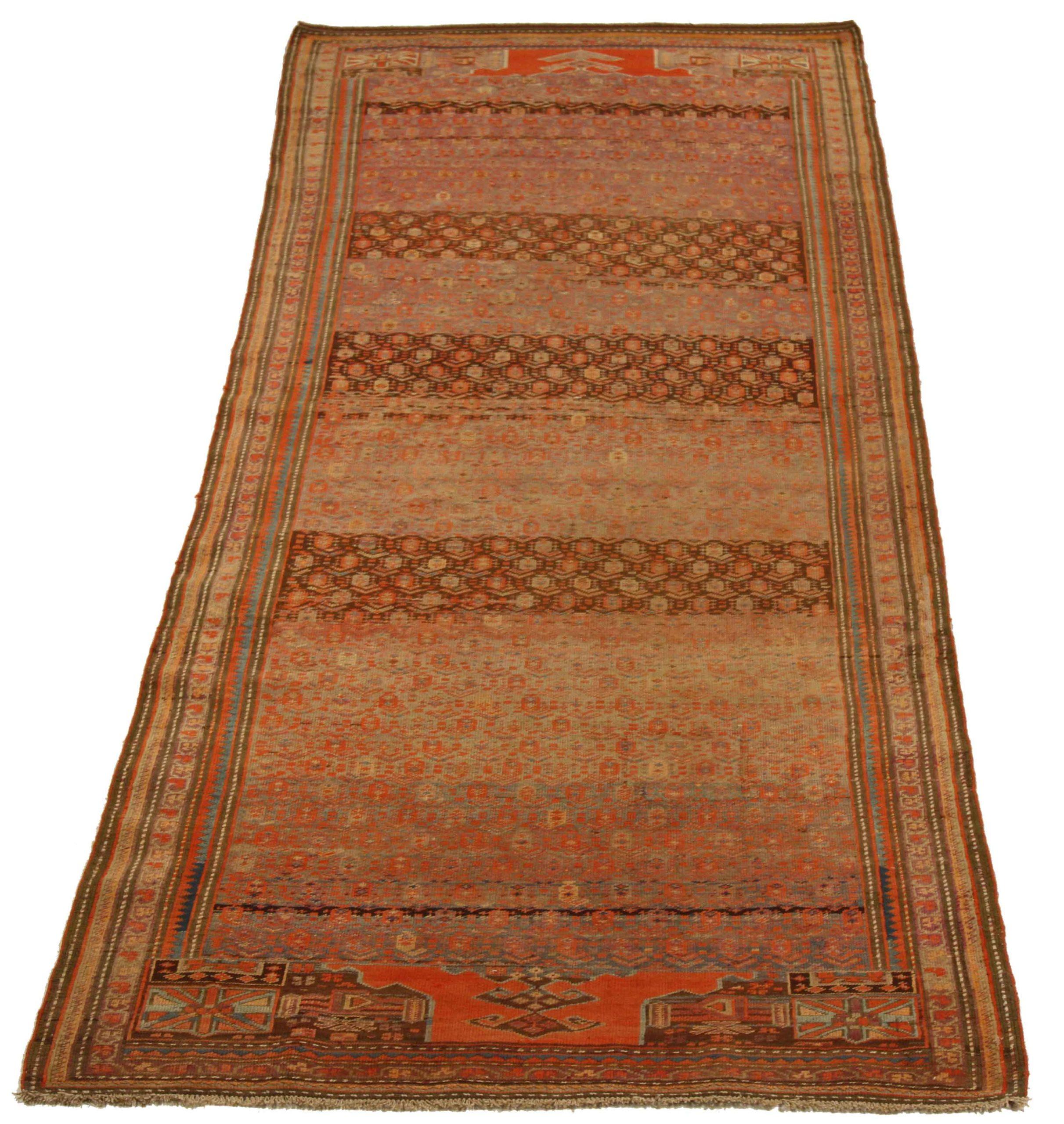 Découvrez l'élégance de l'Eleg persan avec des tapis de zone datant de 1880. Conçu avec de la laine et du BrownRedYellow, ce design exclusif est parfait pour agrémenter votre espace.