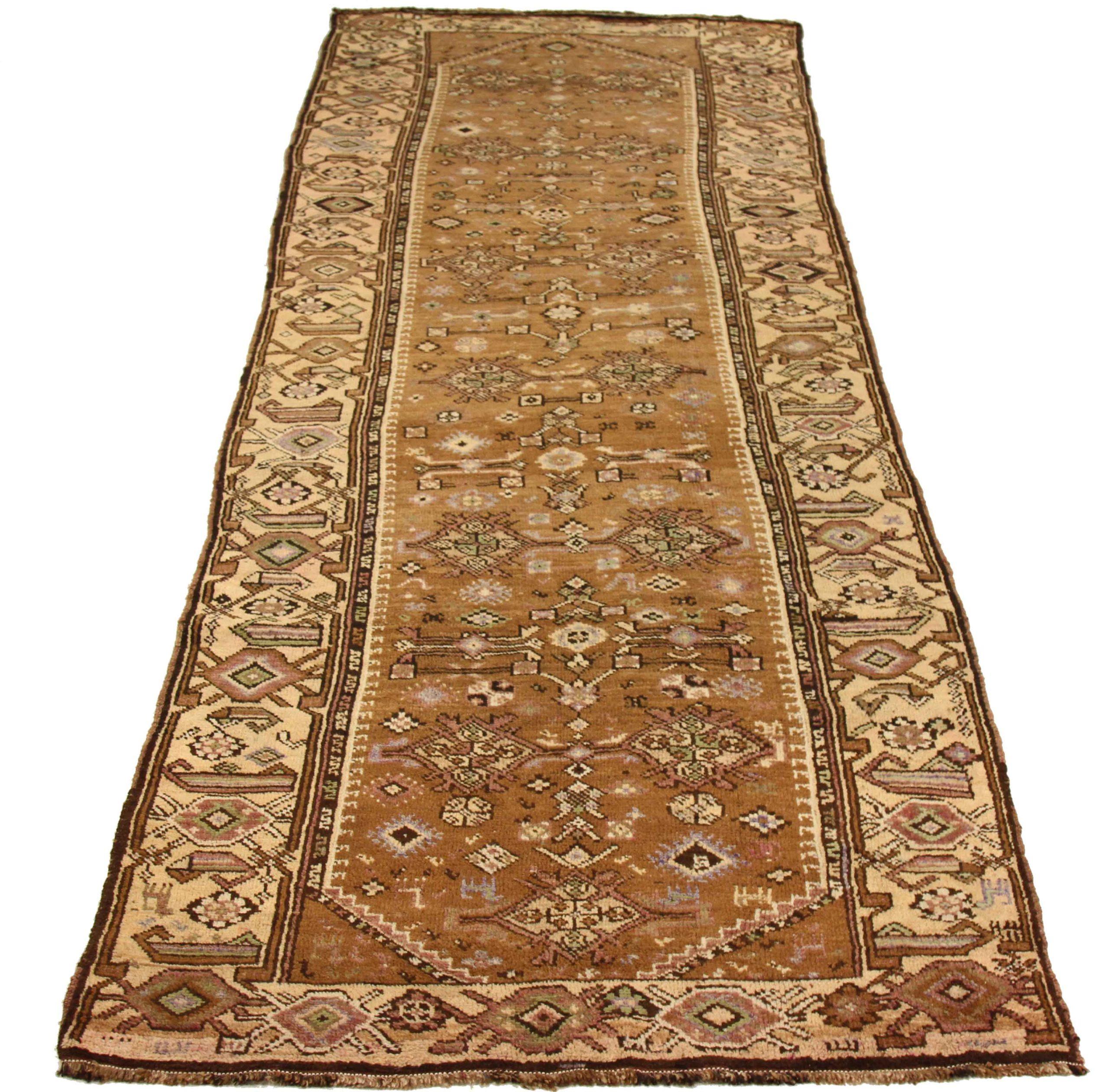 Entdecken Sie die Eleganz des persischen Meshkin-Teppichs mit Läufer. Dieses exklusive Design, das mit viel Liebe zum Detail entworfen wurde, ist perfekt, um Ihren Raum zu verschönern.