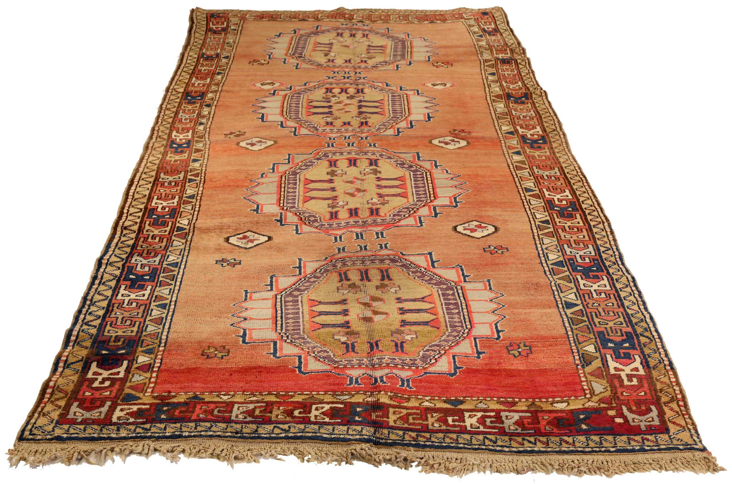 Entdecken Sie die Eleganz der persischen Meshkin mit dem kleinen Teppich CIRCA 1880. Dieses exklusive Design aus Wolle und Elfenbeinrot-Gelb ist perfekt, um Ihren Raum zu verschönern.