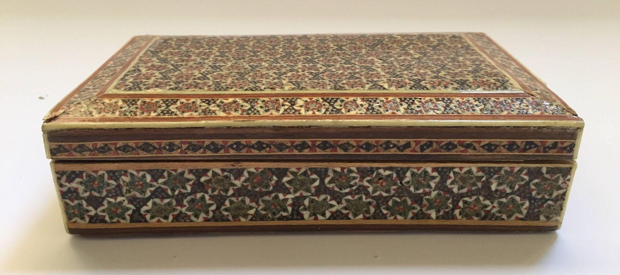 Handgefertigte Mikro-Mosaik-Box mit geometrischem Muster.
Diese persischen Intarsienschachteln aus dem Nahen Osten wurden zur Aufbewahrung von Zigaretten oder Spielkarten verwendet.
Ein Stück in Museumsqualität, wie es im Doris Duke Museum für