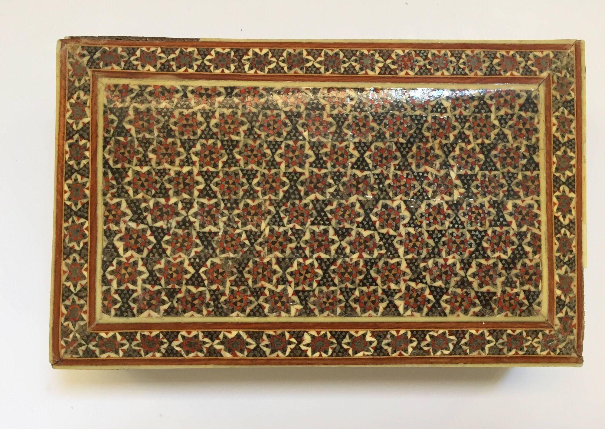 Mikro-Mosaik-Schachtel aus Persien (Mitte des 20. Jahrhunderts) im Angebot
