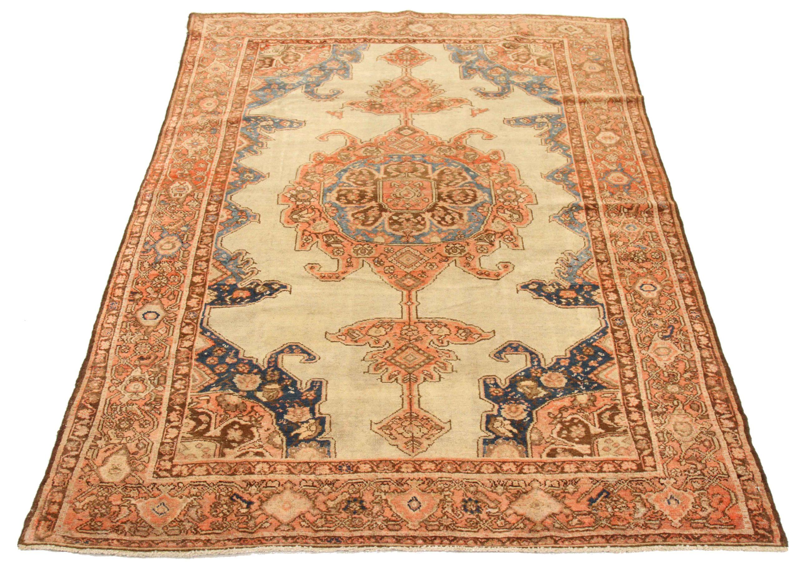 Scopri l'eleganza dei tappeti persiani Mishan. Progettato con una meticolosa attenzione ai dettagli, questo design esclusivo è perfetto per valorizzare il tuo spazio.