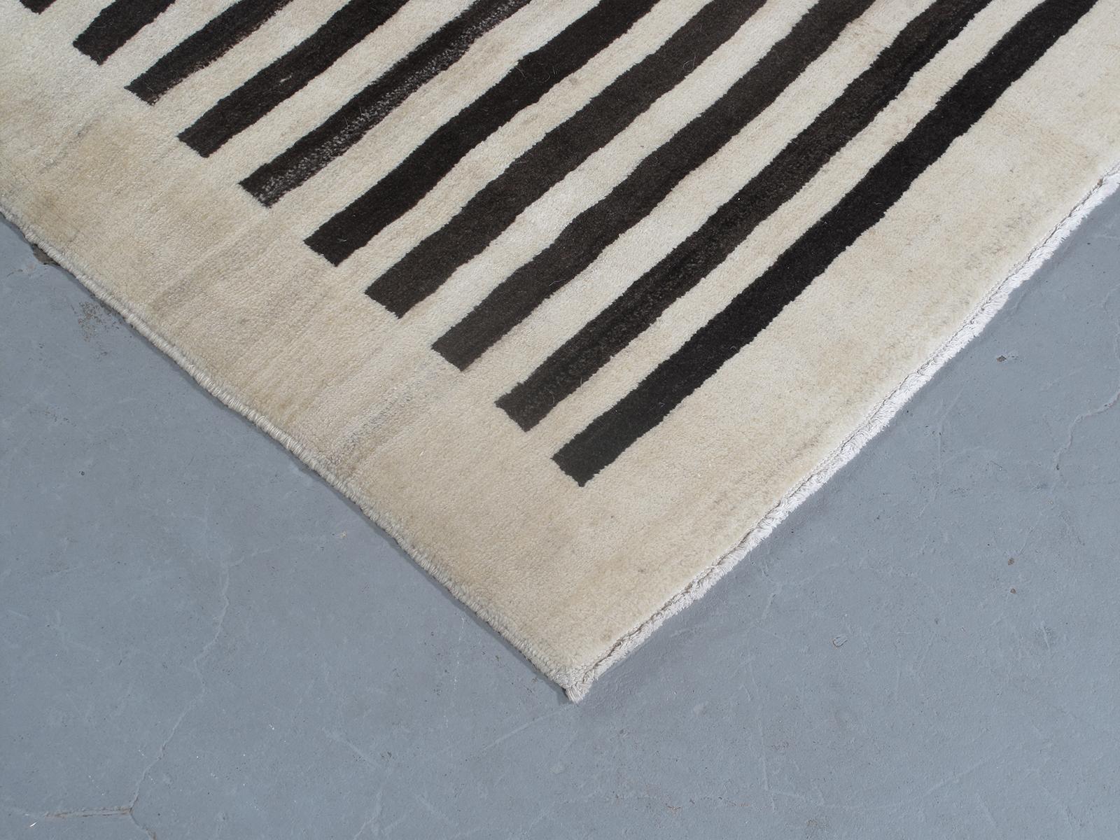 Moderne Tapis persan moderne Shiraz noué à la main à motif noir et ivoire en vente