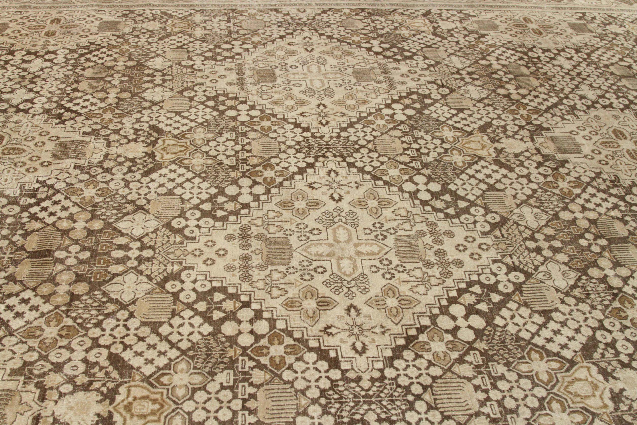 Entdecken Sie die Eleganz von Persian Mood mit Teppichen aus der Zeit um 1880. Dieses exklusive Design, das mit viel Liebe zum Detail entworfen wurde, ist perfekt, um Ihren Raum zu verschönern.