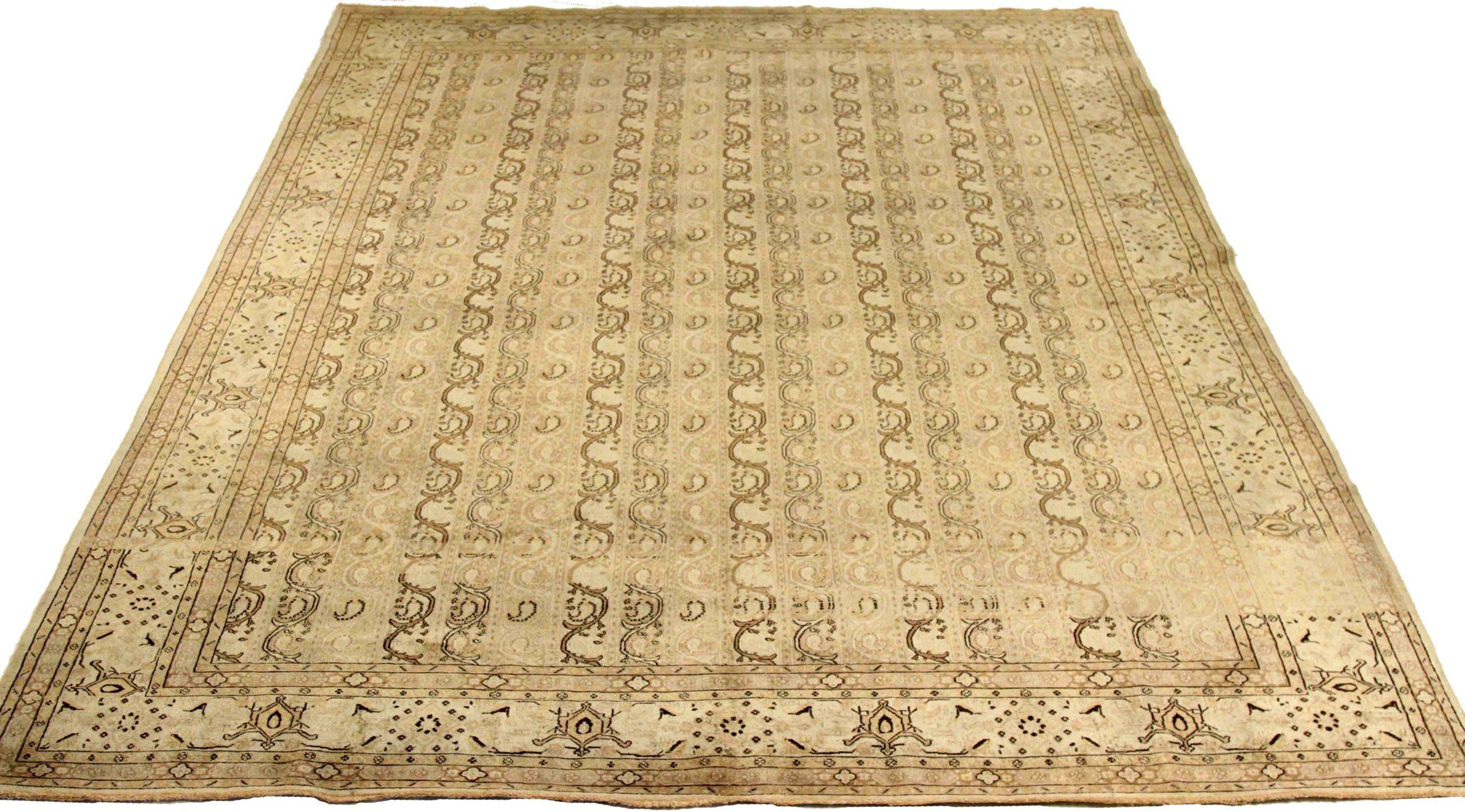Scopri l'eleganza del Mood persiano con i tappeti d'area CIRCA 1940. Progettato in lana e marrone-avorio, questo design esclusivo è perfetto per valorizzare il tuo spazio.