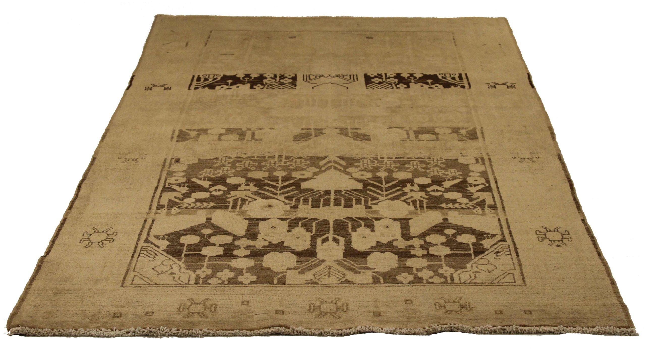 Scopri l'eleganza dei tappeti persiani Nahavand, caratterizzati da tappeti d'area CIRCA 1880. Progettato con una meticolosa attenzione ai dettagli, questo design esclusivo è perfetto per valorizzare il tuo spazio.
