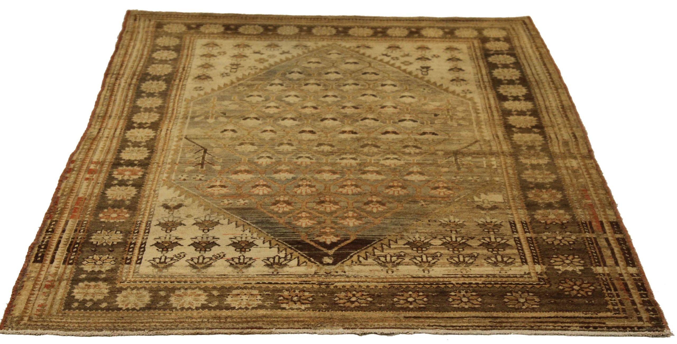 Scopri l'eleganza dei tappeti persiani Nahavand. Progettato con una meticolosa attenzione ai dettagli, questo design esclusivo è perfetto per valorizzare il tuo spazio.