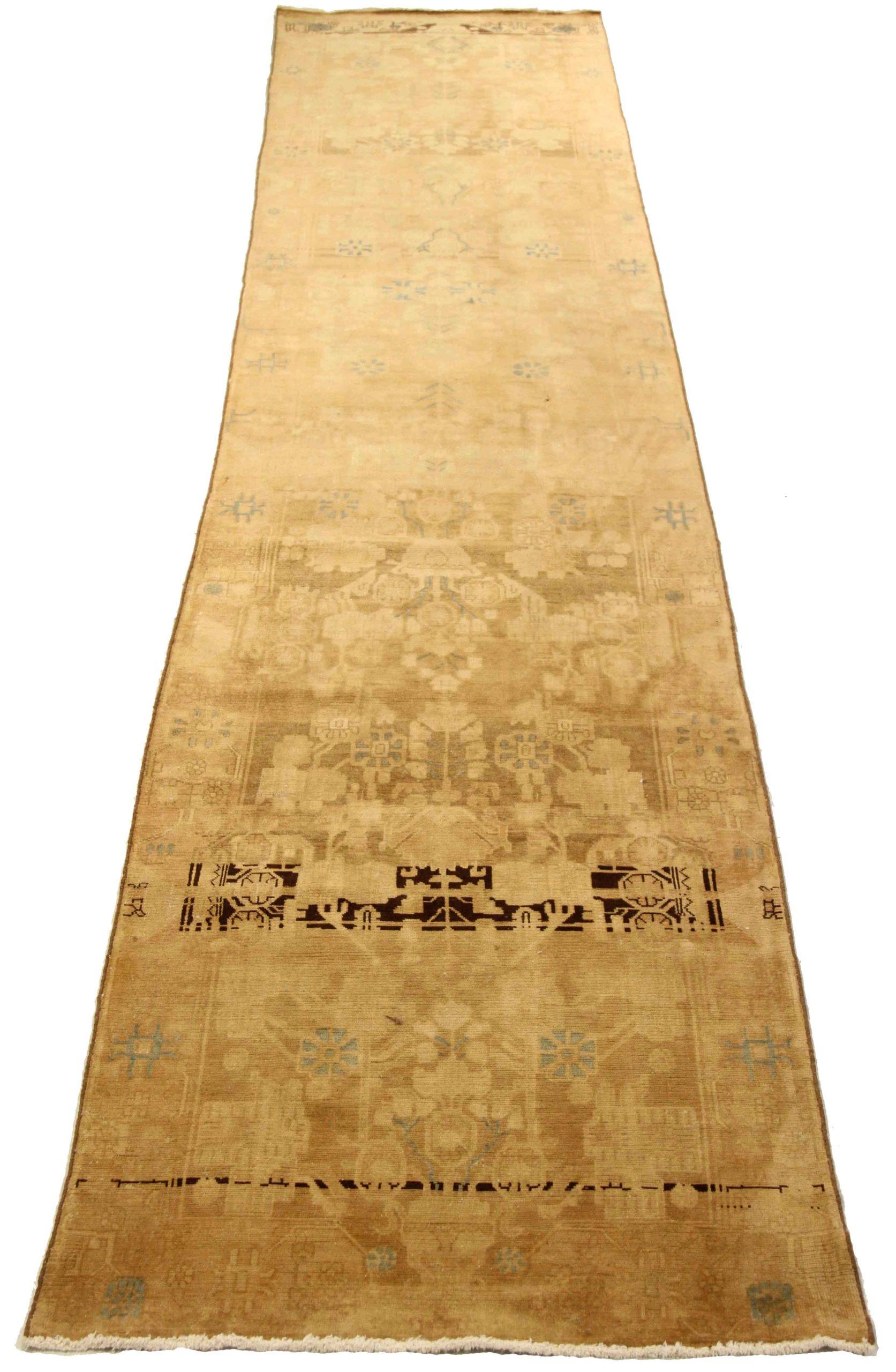Descubre la elegancia de la alfombra persa Nahavand de Circa 1880. Diseñado con lana y marrón-marfil- topo, este diseño exclusivo es perfecto para realzar tu espacio.