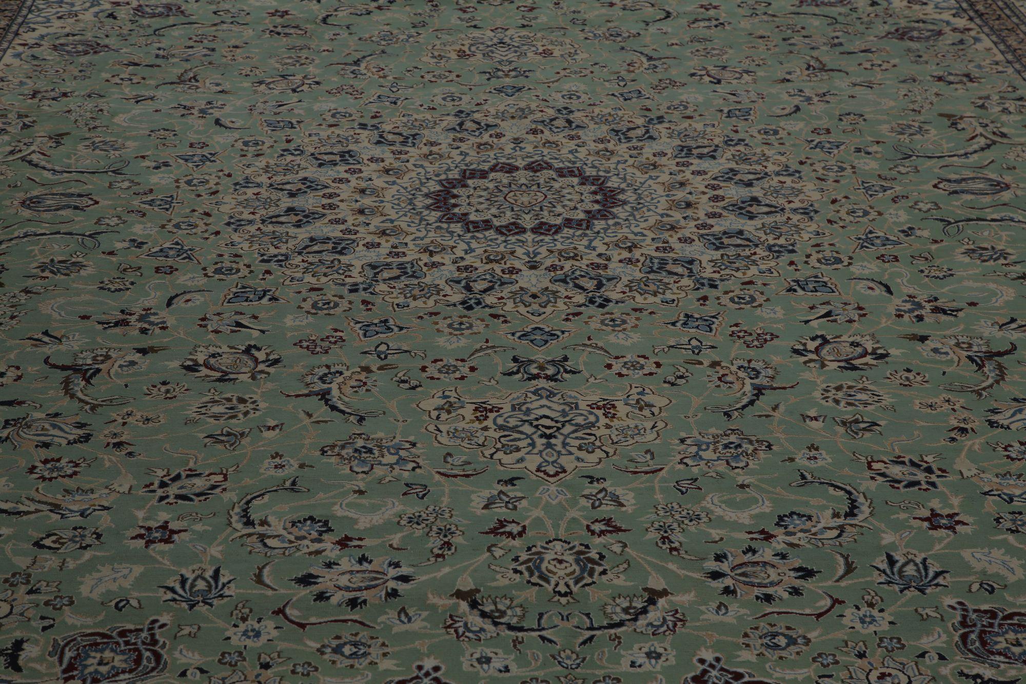Entdecken Sie die Eleganz des persischen Naien mit dem Over-Size-Teppich von CIRCA 1940. Dieses exklusive Design aus Wolle und GreenIvory ist perfekt, um Ihren Raum zu verschönern.