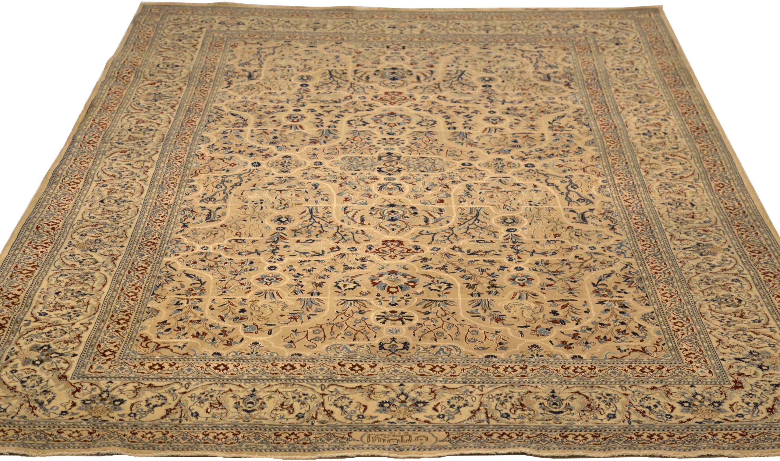 Entdecken Sie die Eleganz des persischen Naien mit dem kleinen Teppich CIRCA 1910. Dieses exklusive Design aus Wolle und Blau-Elfenbein eignet sich perfekt, um Ihren Raum zu verschönern.