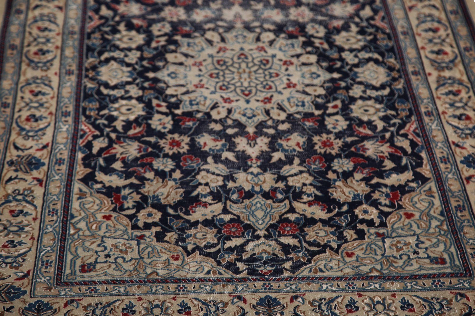 Entdecken Sie die Eleganz des persischen Naien mit dem kleinen Teppich CIRCA 1910. Dieses exklusive Design aus Wolle und Schwarz-Elfenbein eignet sich perfekt, um Ihren Raum aufzuwerten.