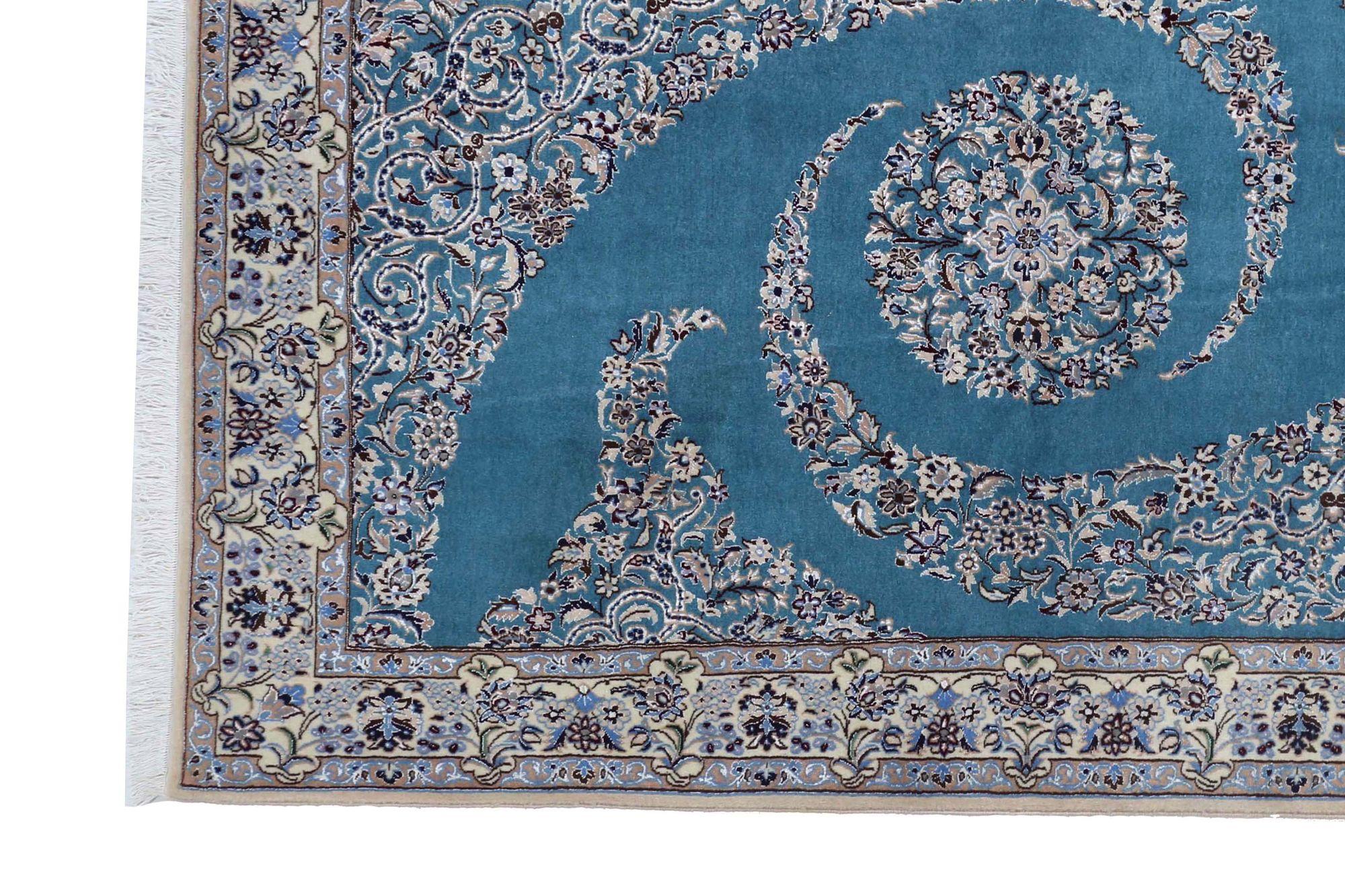 Entdecken Sie die Eleganz des persischen Naien mit dem kleinen Teppich CIRCA 1940. Dieses exklusive Design aus Wolle und Blau ist perfekt, um Ihren Raum zu verschönern.
