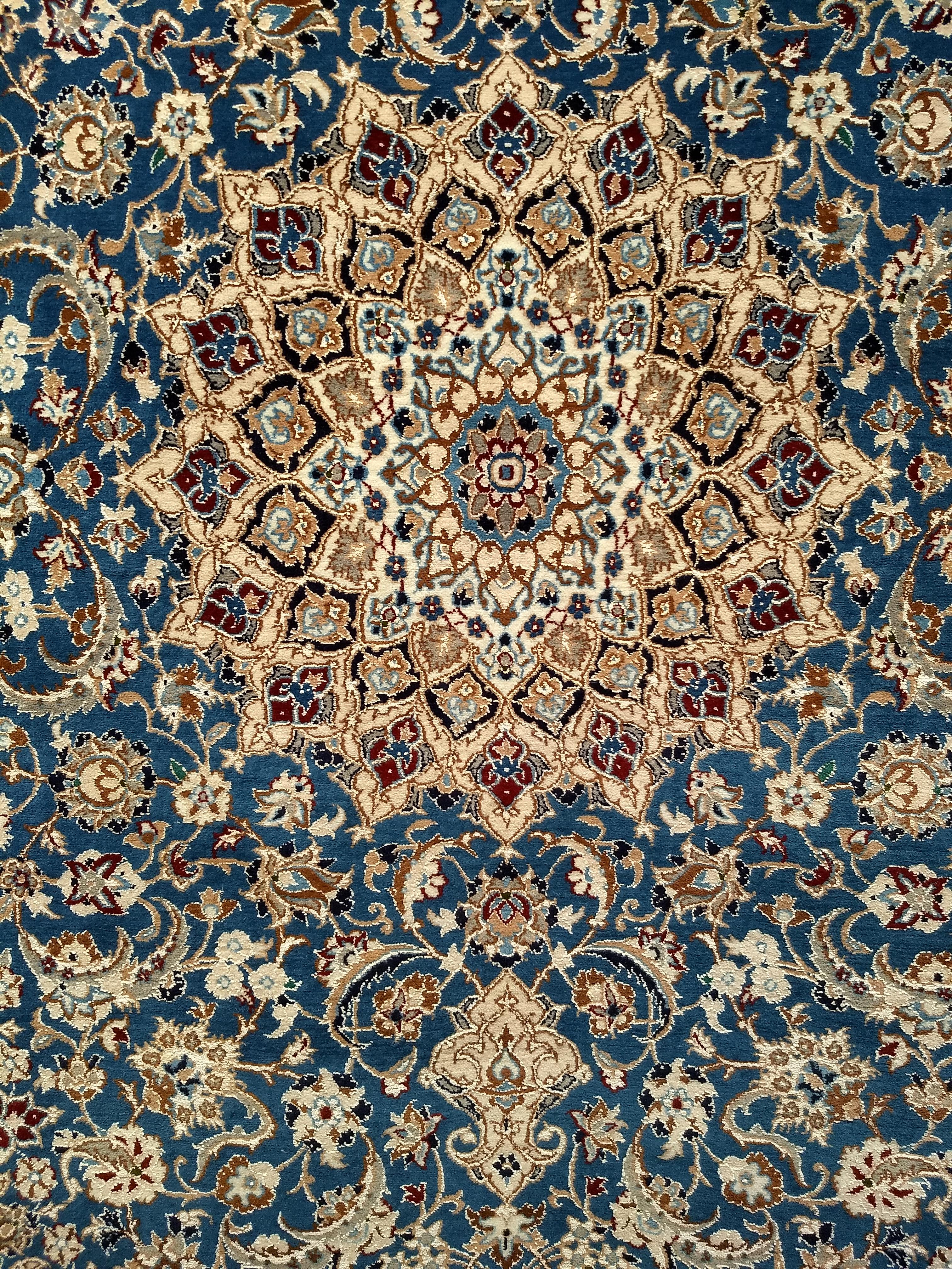 Noué à la main Vieux Nain persan à motif floral avec soie en bleu français, crème et caramel en vente