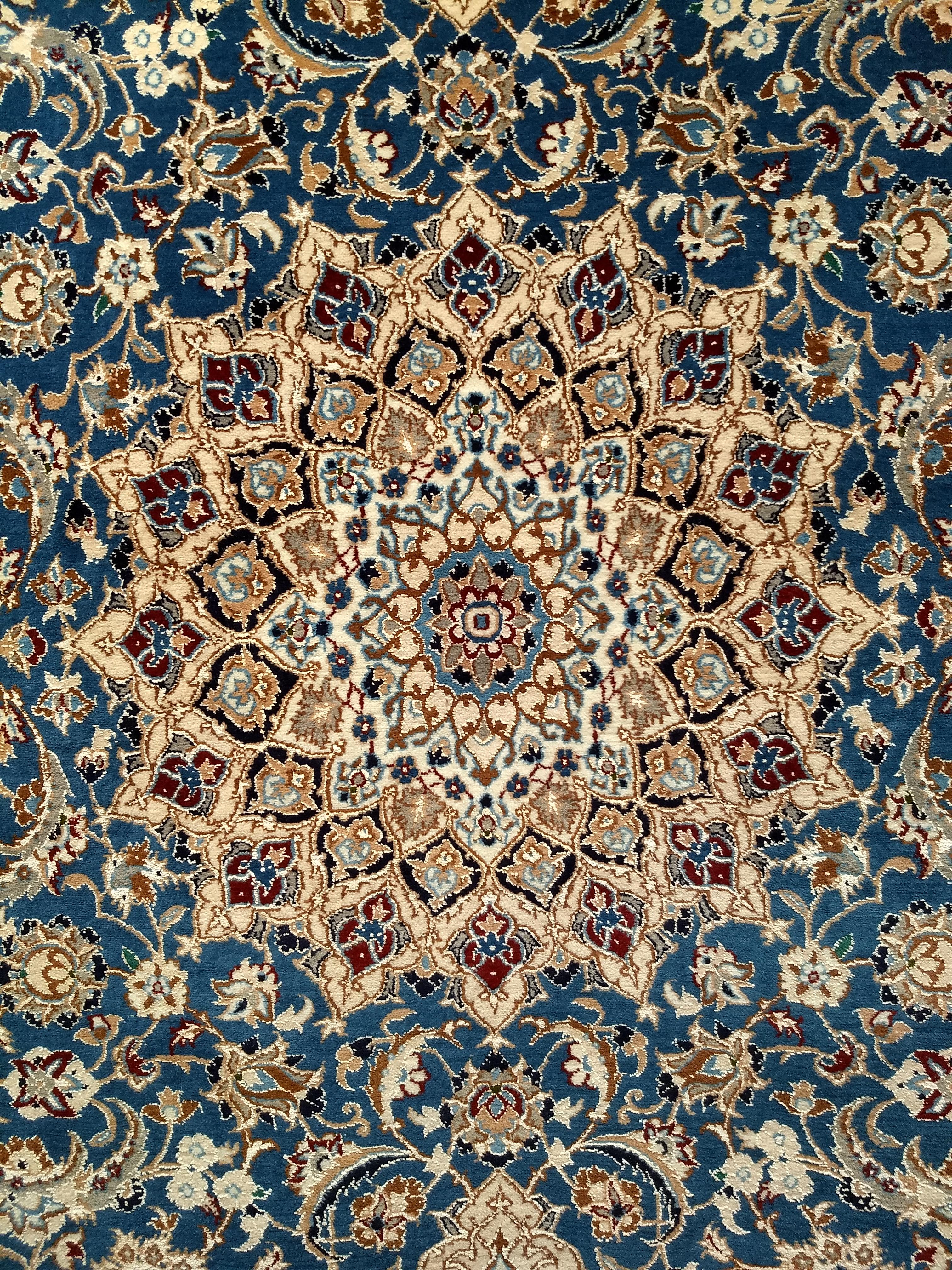 Vieux Nain persan à motif floral avec soie en bleu français, crème et caramel Excellent état - En vente à Barrington, IL