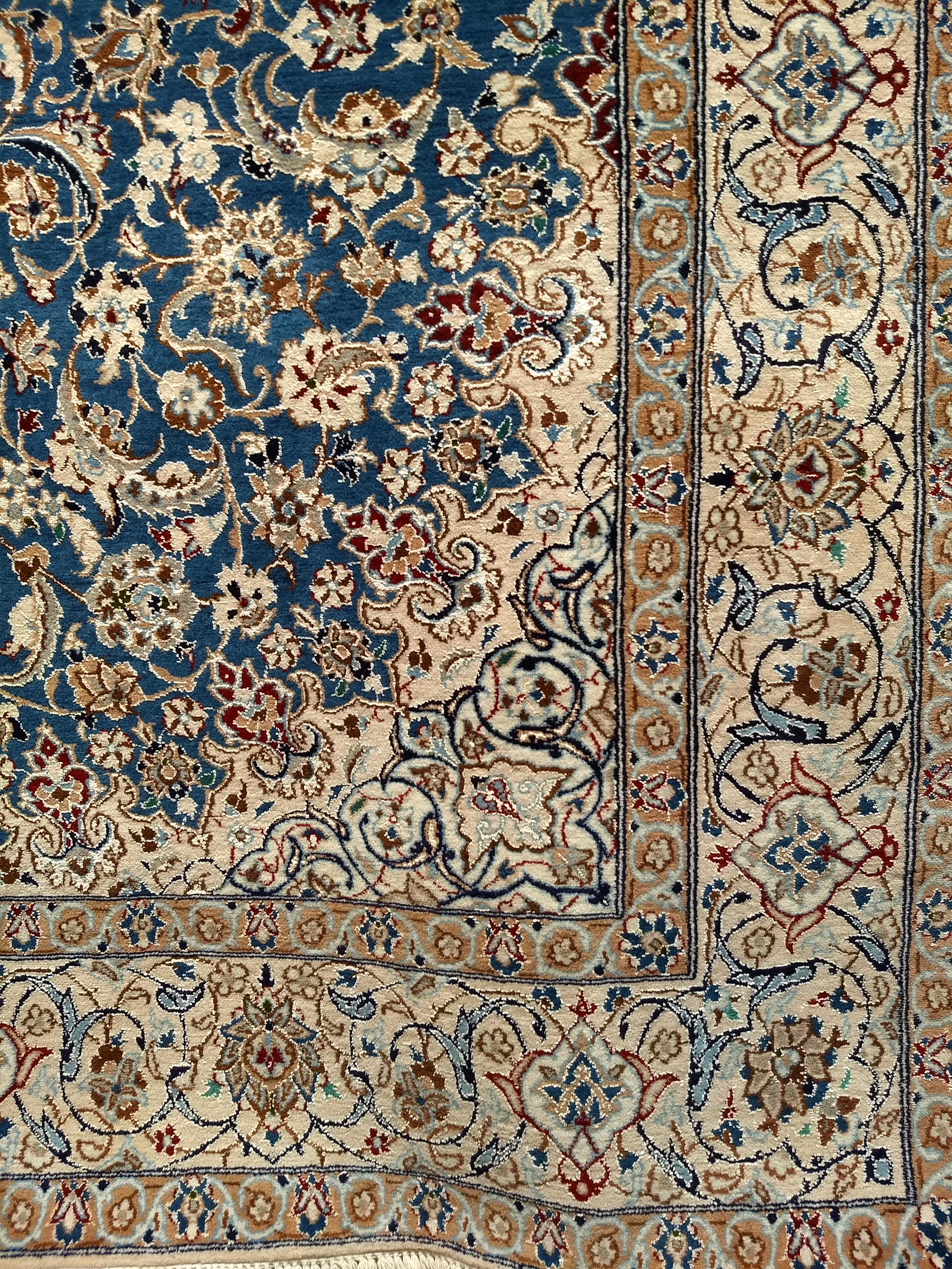 Laine Vieux Nain persan à motif floral avec soie en bleu français, crème et caramel en vente