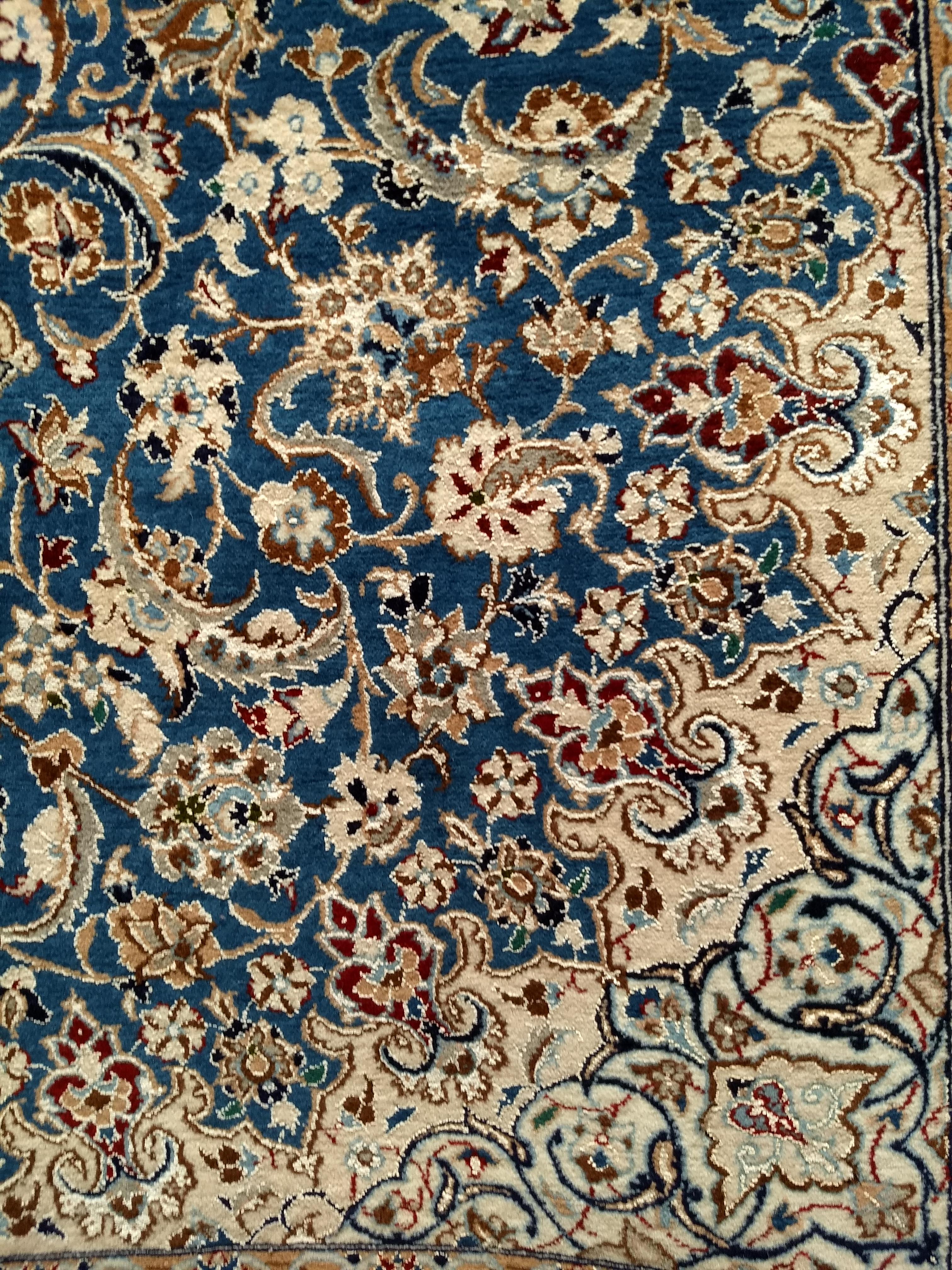 Vieux Nain persan à motif floral avec soie en bleu français, crème et caramel en vente 1