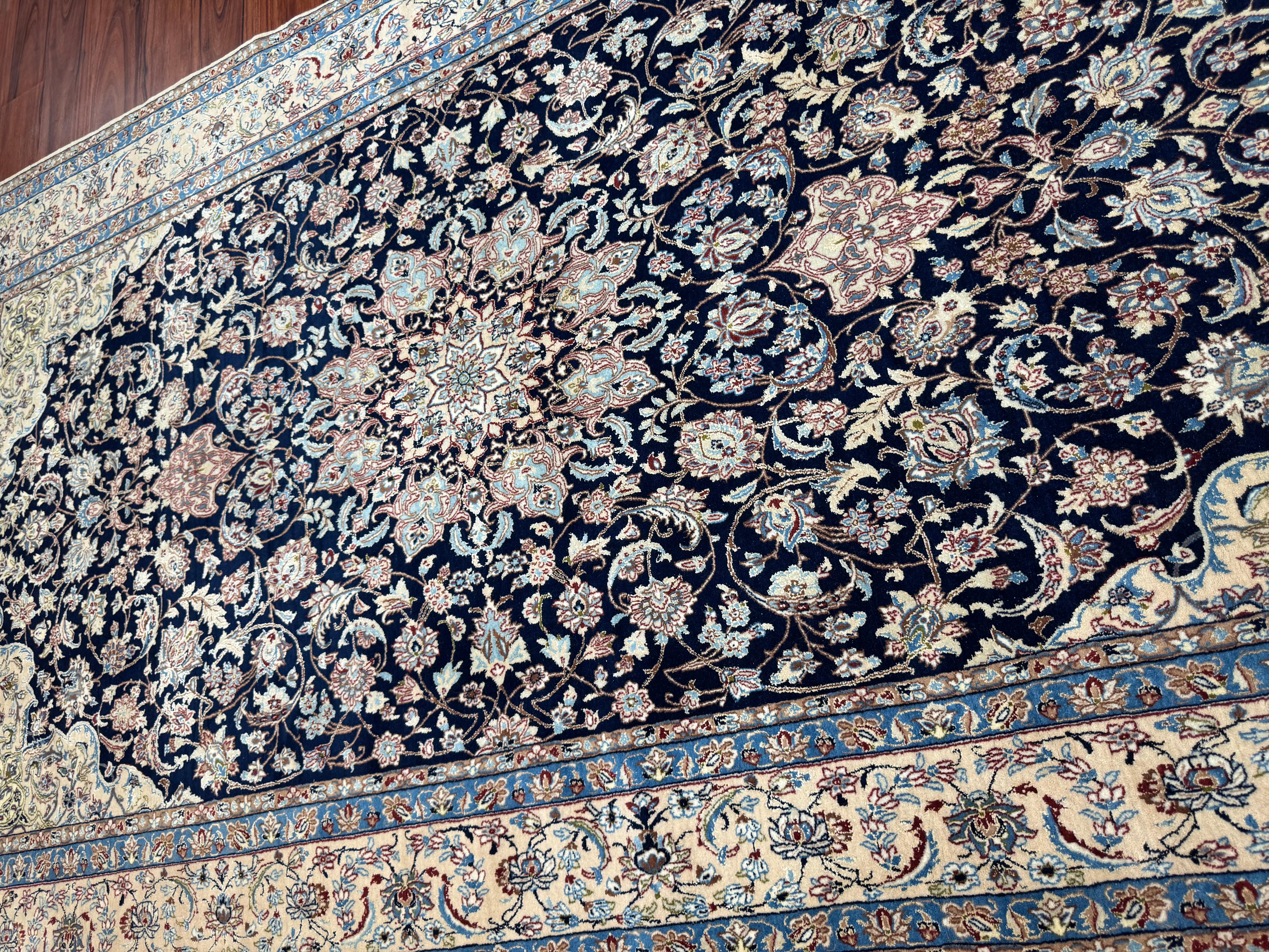 Dieser Teppich ist ein atemberaubendes Meisterwerk aus dem Iran des späten 20. Jahrhunderts und befindet sich in einem tadellosen Zustand, der die außergewöhnliche Qualität und dauerhafte Schönheit der persischen Handwerkskunst zeigt. Die