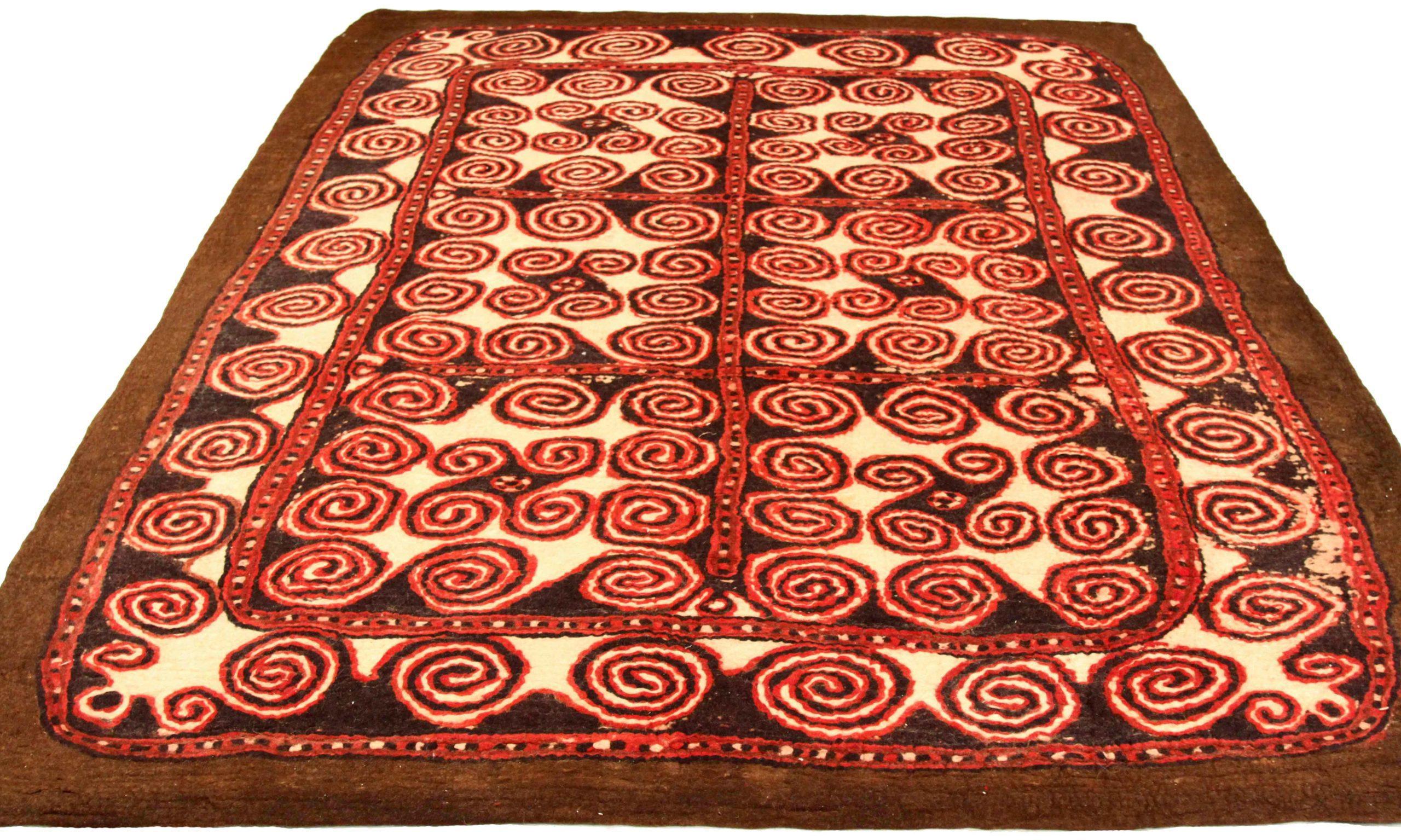 Scopri l'eleganza dei tappeti persiani Namad con caratteristiche di CIRCA 1880. Progettato con una meticolosa attenzione ai dettagli, questo design esclusivo è perfetto per valorizzare il tuo spazio.