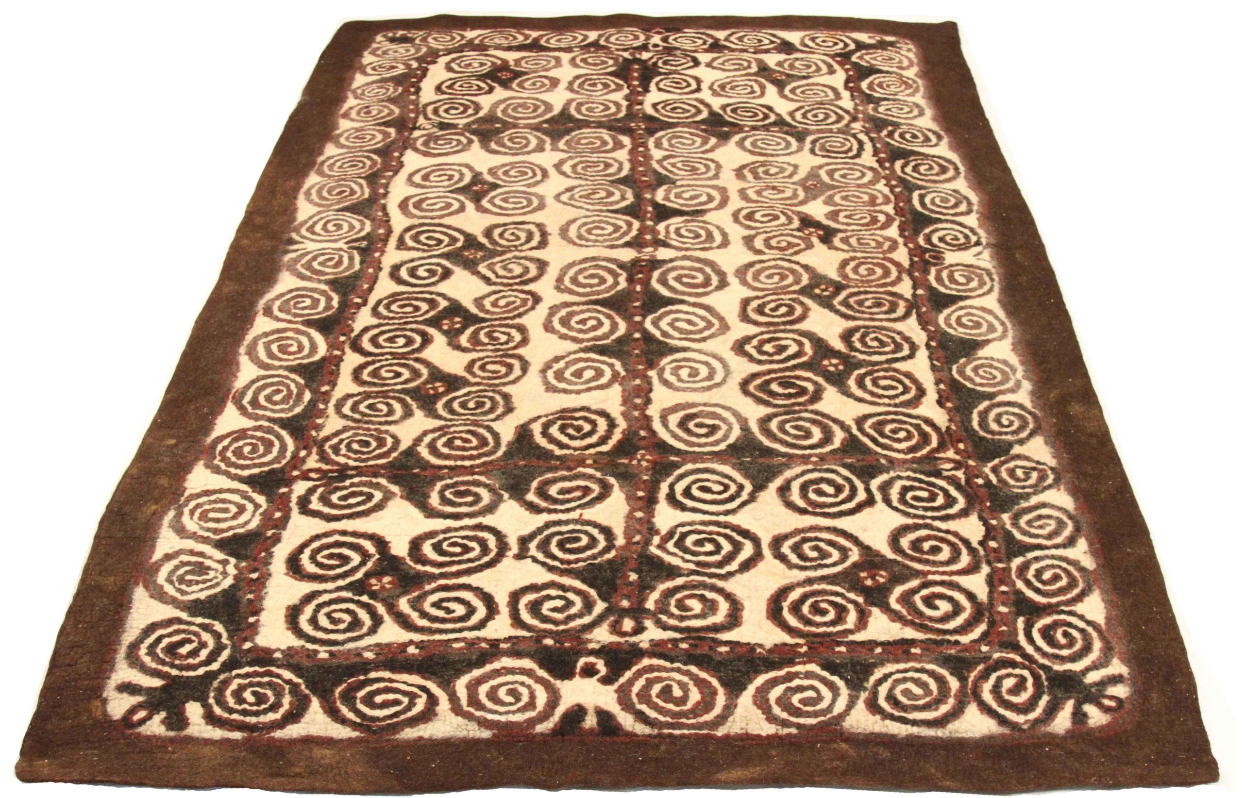 Descubre la elegancia de las alfombras persas Namad. Diseñado con meticulosa atención al detalle, este diseño exclusivo es perfecto para realzar tu espacio.