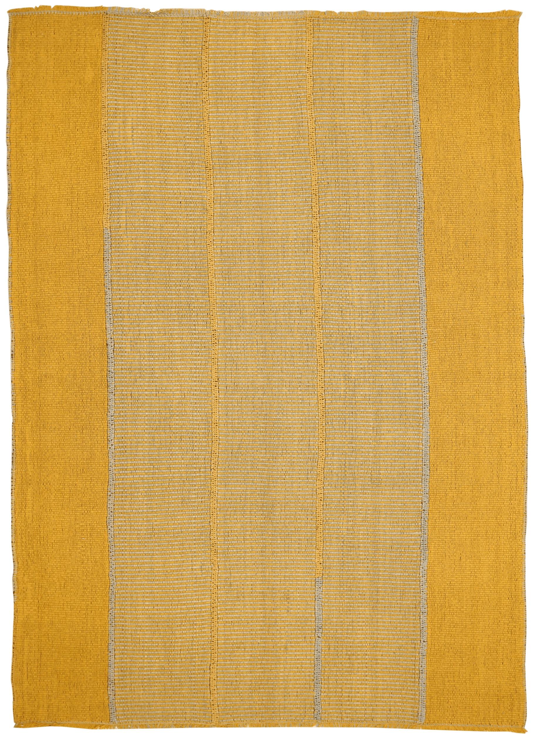 Découvrez l'élégance de la Collection Natureal de Perse qui comprend des tapis de zone de Circa 1990. Conçu avec de la Laine et du Jaune, ce design exclusif est parfait pour mettre en valeur votre espace.