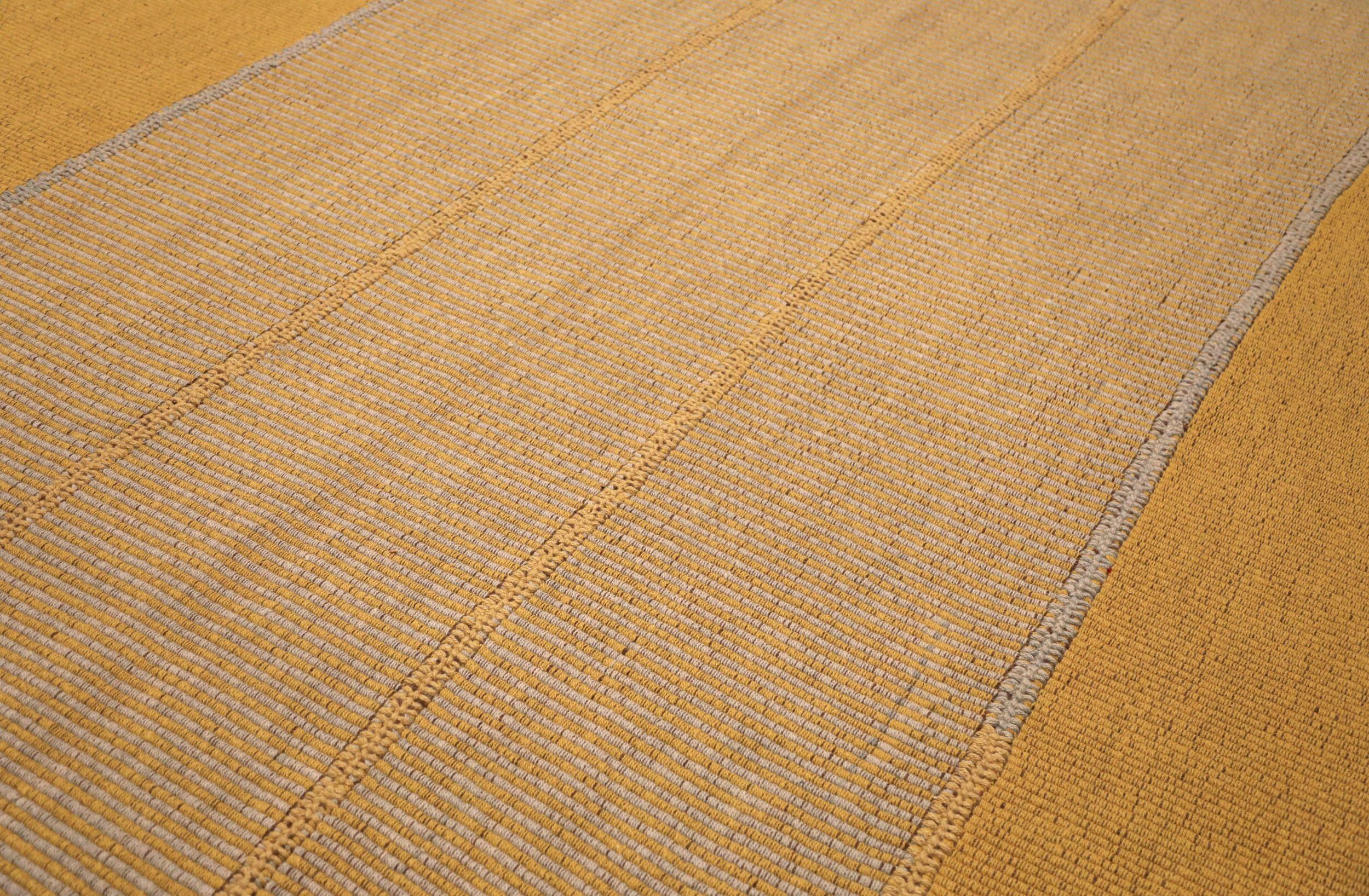 Tapis de la collection naturelle persane, motif jaune laine - 93780 Excellent état - En vente à Dallas, TX