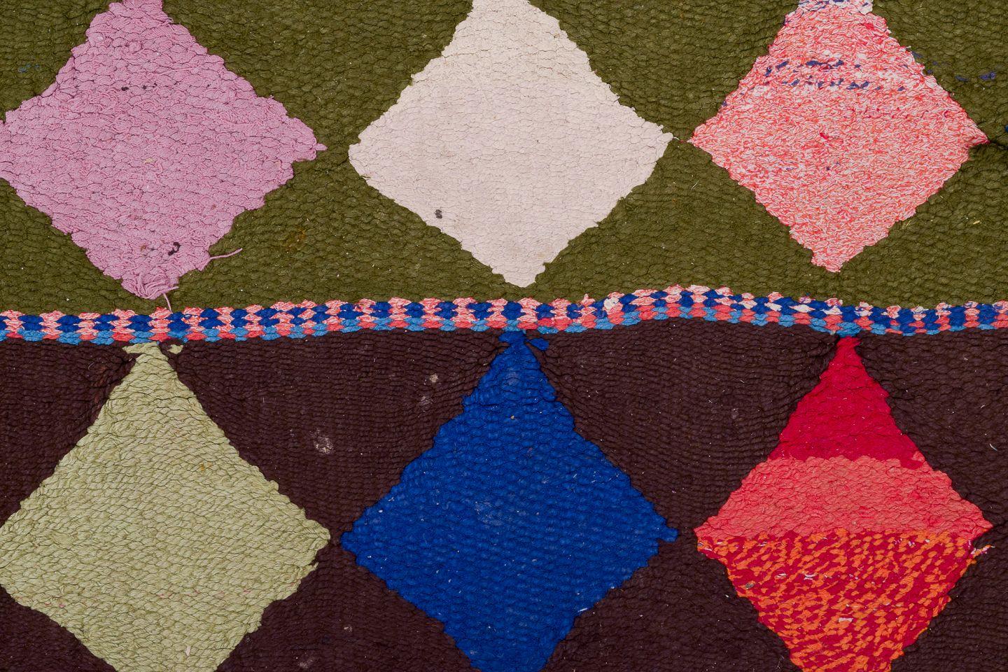 Milieu du XXe siècle Nomade persan Harsin Kilim. Grand tapis en laine noué à la main. Triangles multicolores. en vente