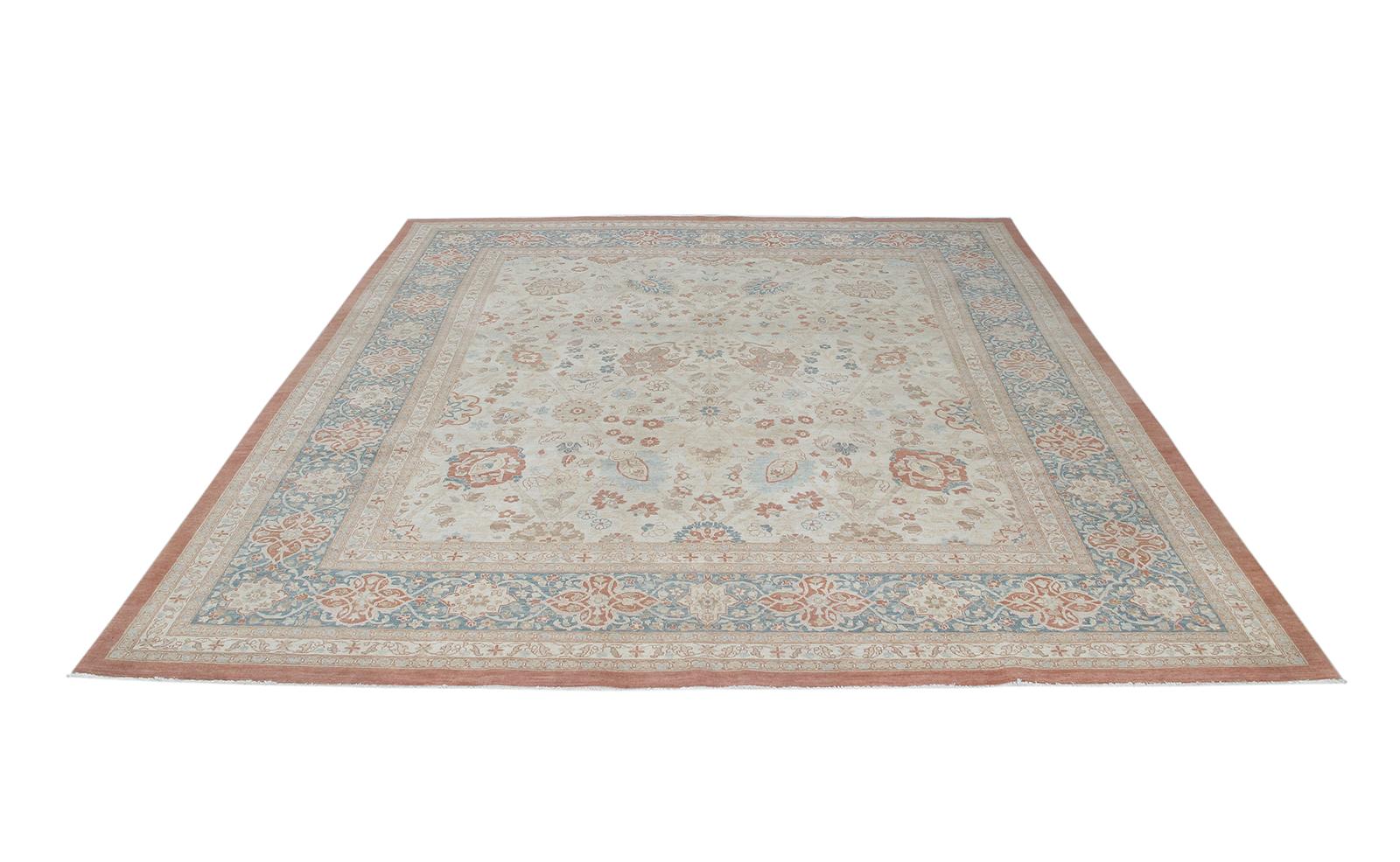Persisch Bemerkenswerter Tabriz Handgeknüpfter Teppich in Blassblau und Rost Farbe im Zustand „Neu“ im Angebot in New York, NY