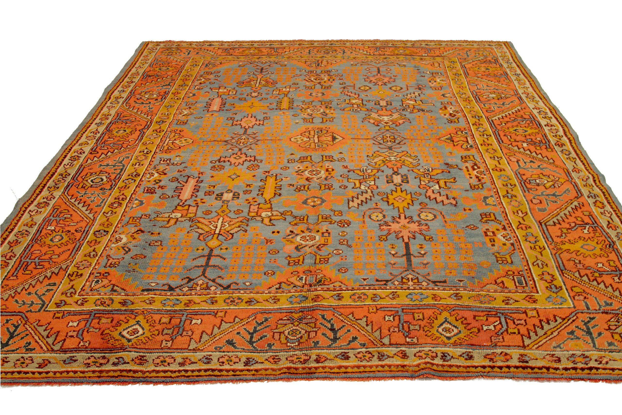 Entdecken Sie die Eleganz des persischen Oushak mit Teppichen aus der Zeit um 1910. Dieses exklusive Design mit Wolle und BlueRed ist perfekt, um Ihren Raum zu verschönern.