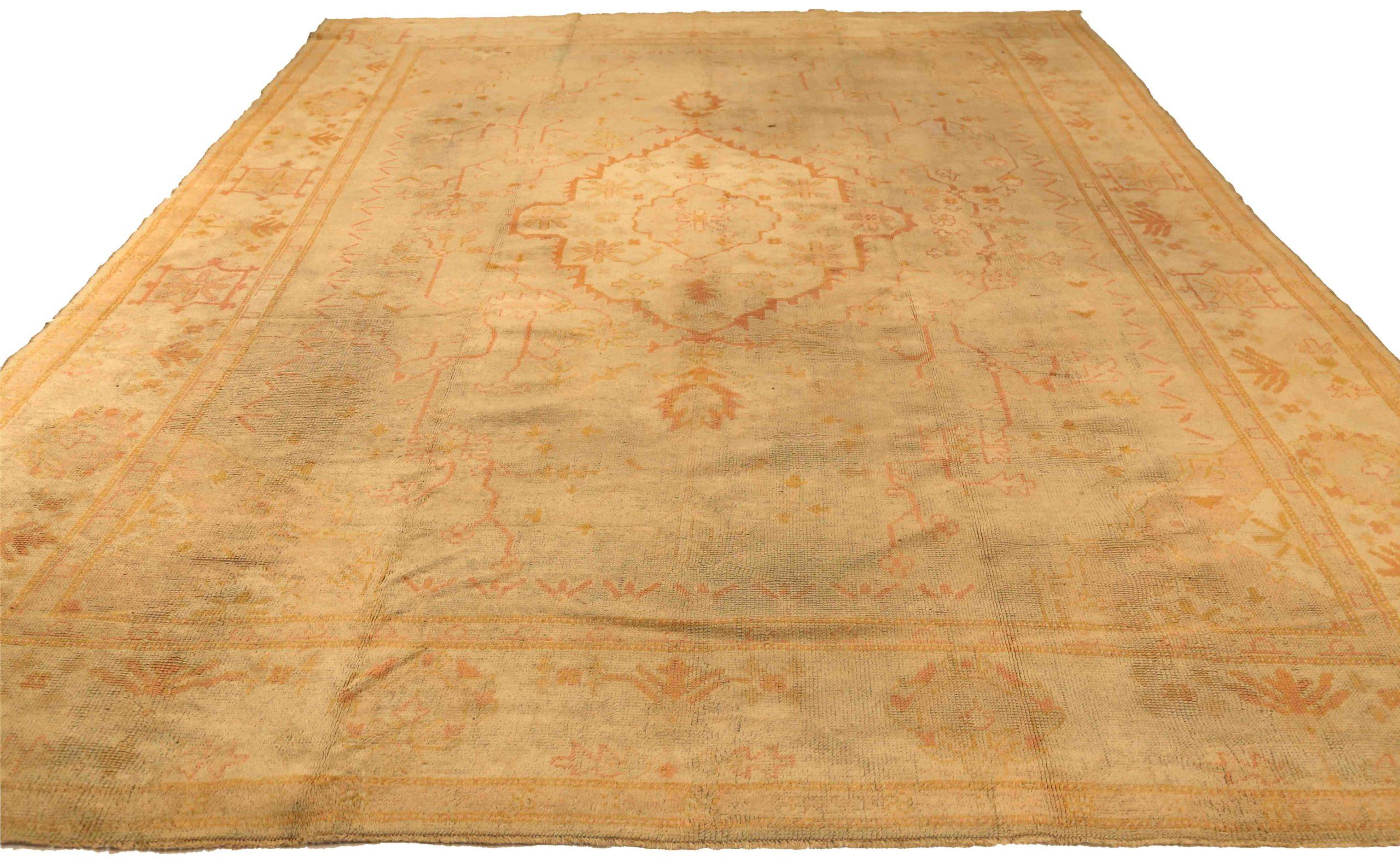 Découvrez l'élégance des tapis persans Oushak de Circa 1910. Conçu avec de la laine et du jaune IvoryOrange, ce design exclusif est parfait pour mettre en valeur votre espace.