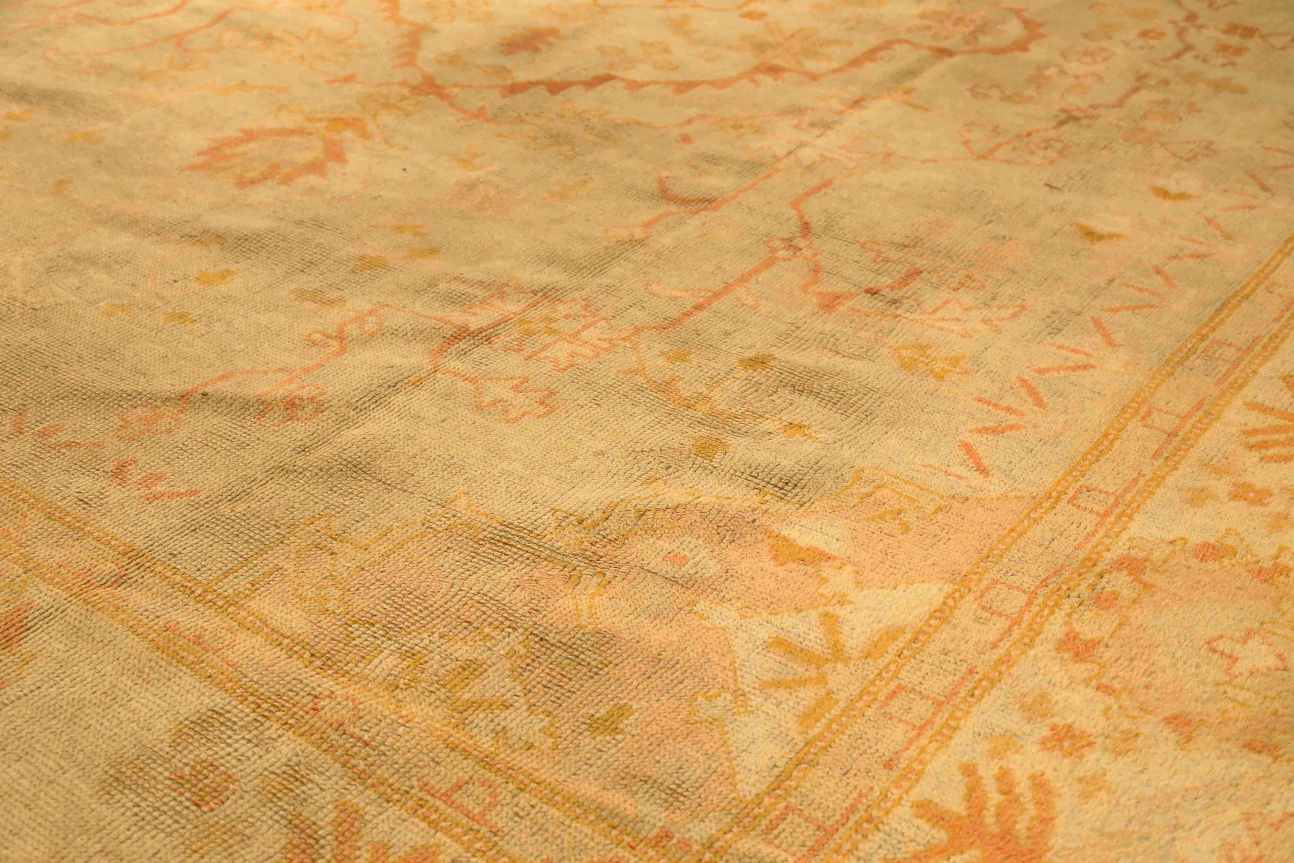 Asiatique Tapis persan Oushak Circa 1910 - Laine Ivoire Orange Jaune 73197 en vente