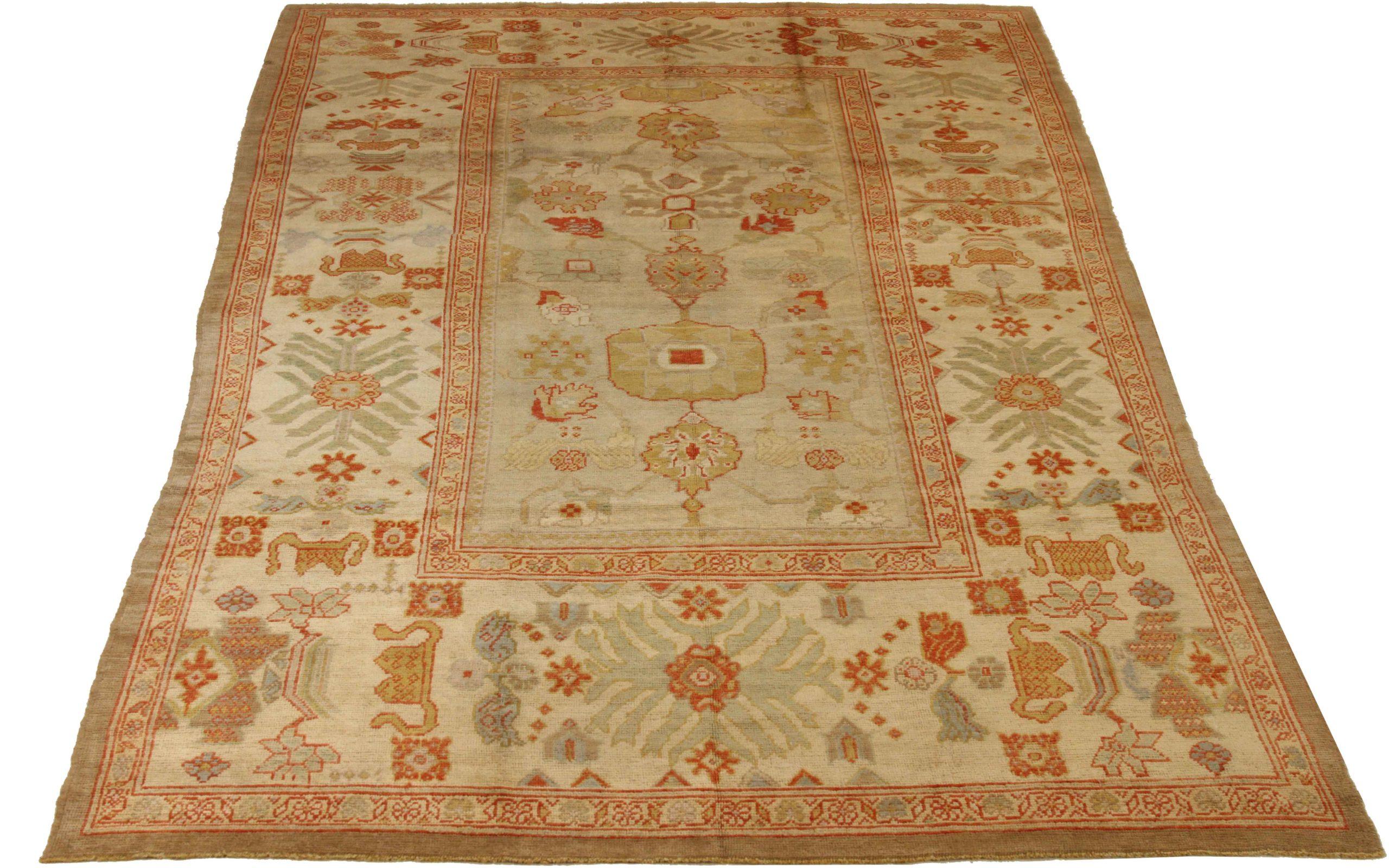 Scopri l'eleganza dei tappeti persiani Oushak con le caratteristiche dei tappeti CIRCA del 1990. Progettato con una meticolosa attenzione ai dettagli, questo design esclusivo è perfetto per valorizzare il tuo spazio.