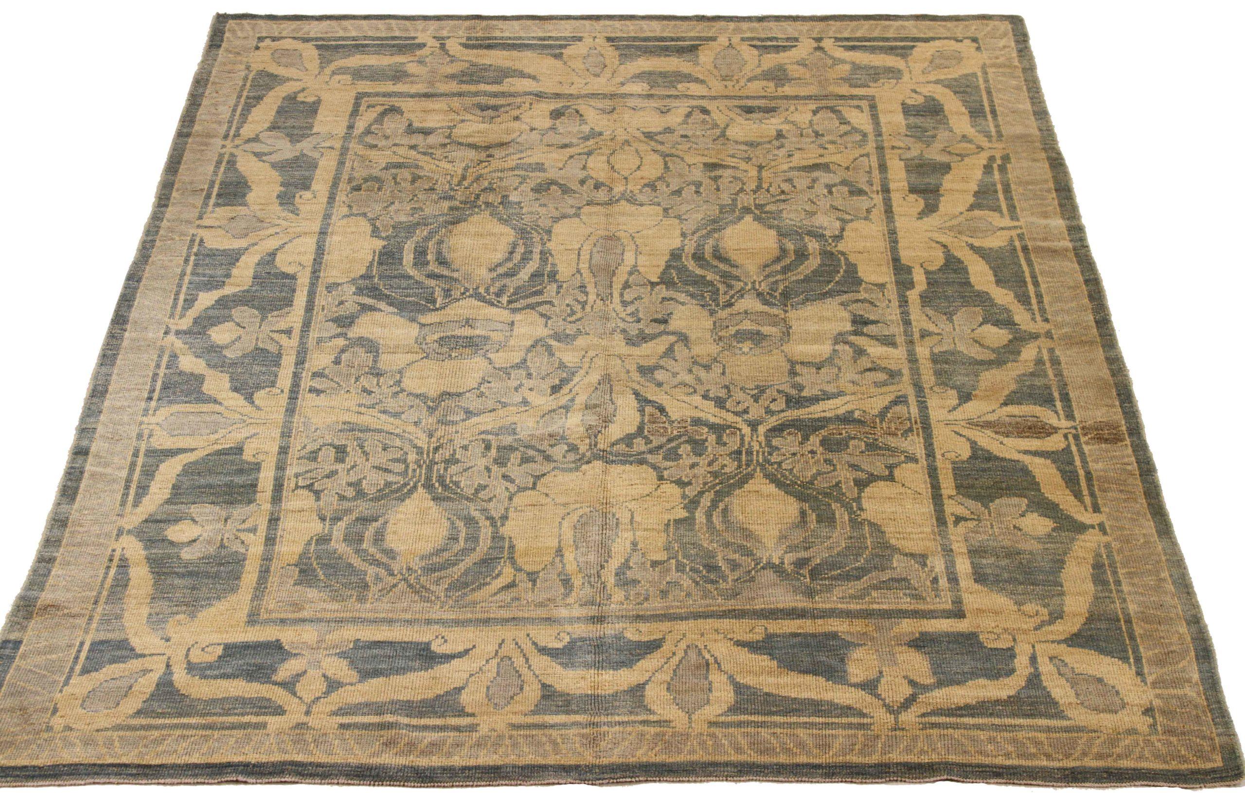 Scopri l'eleganza dei tappeti persiani Oushak con le caratteristiche dei tappeti CIRCA del 1990. Progettato con una meticolosa attenzione ai dettagli, questo design esclusivo è perfetto per valorizzare il tuo spazio.