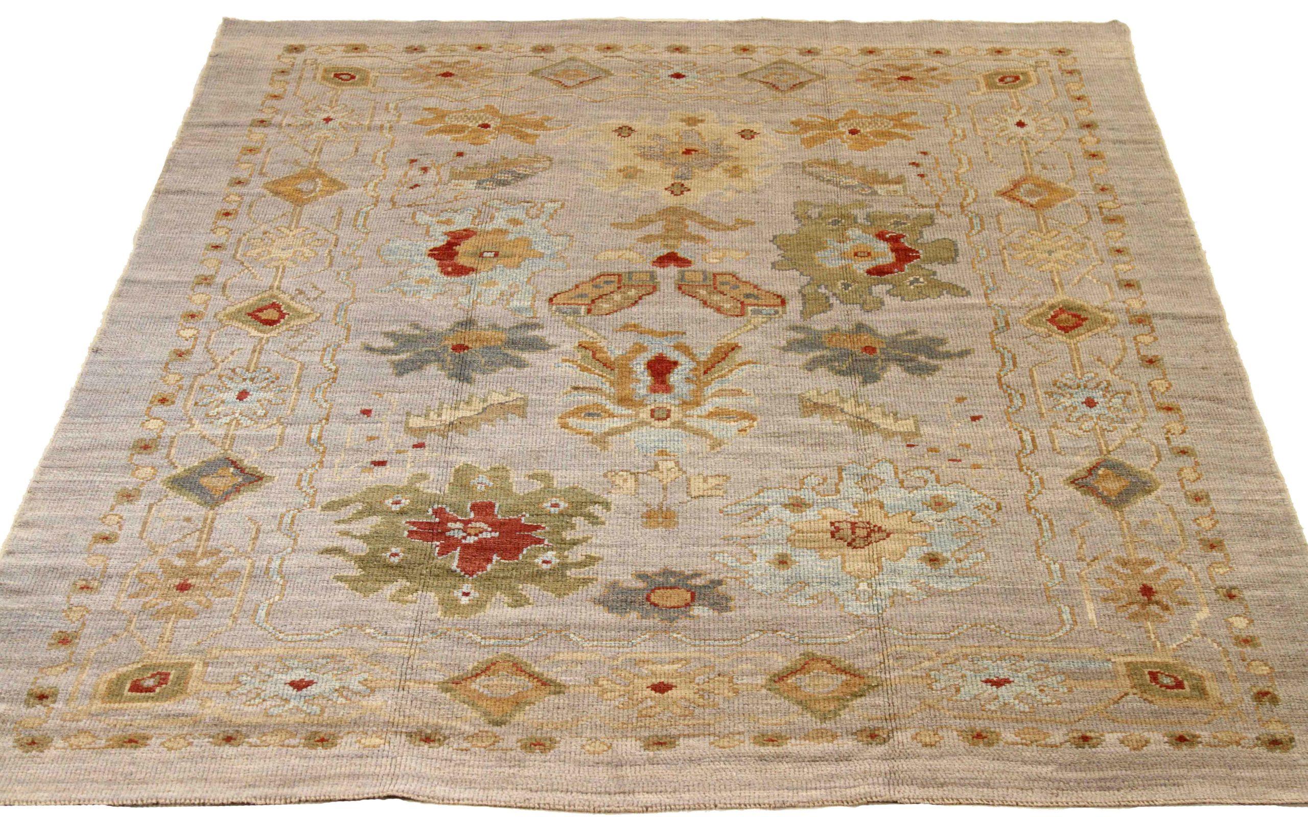 Scopri l'eleganza dei tappeti persiani Oushak con le caratteristiche dei tappeti CIRCA del 1990. Progettato con una meticolosa attenzione ai dettagli, questo design esclusivo è perfetto per valorizzare il tuo spazio.
